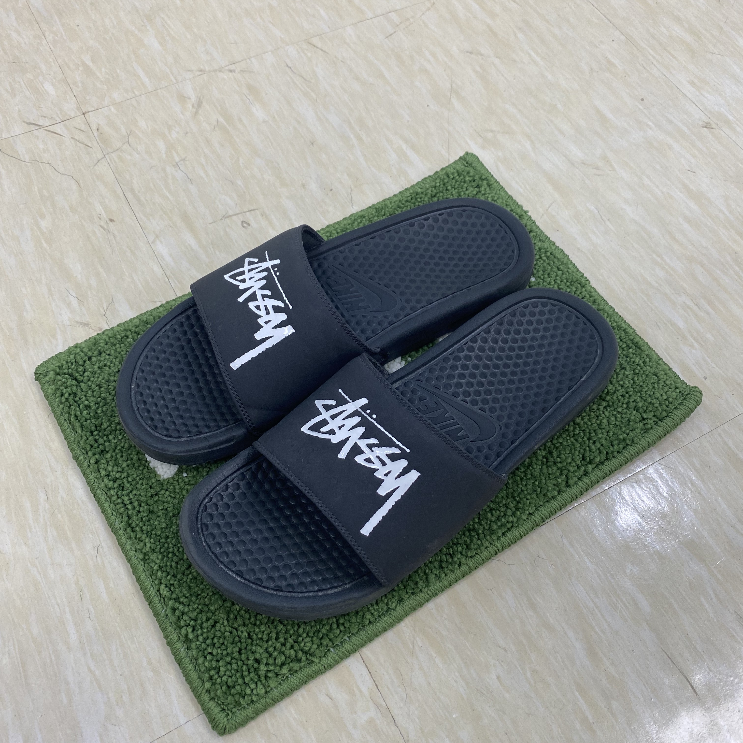Jordan 1 Retro High OG Patent Bred, Nike x Stussy Benassi Slide Off Noir 착용 스타일 - 2