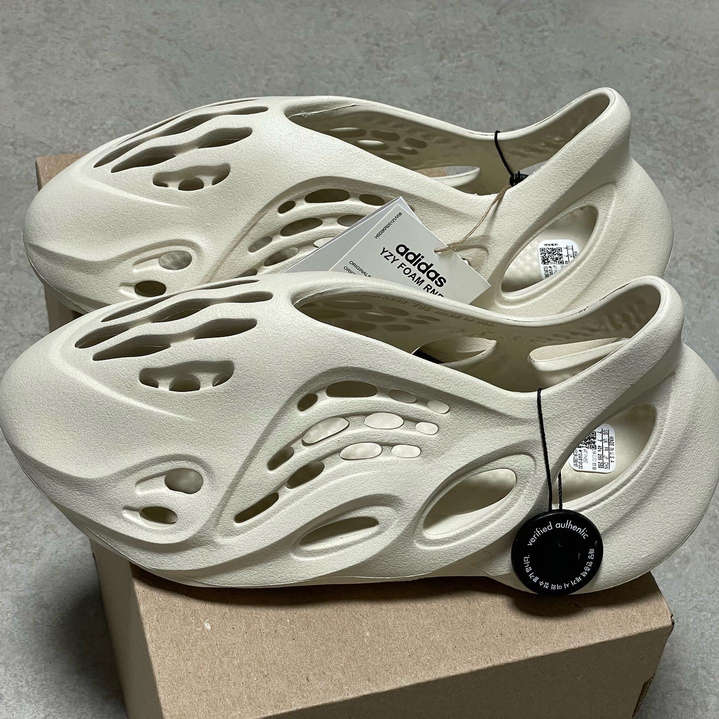 Adidas Yeezy Foam RNNR Sand 착용 스타일 - 2