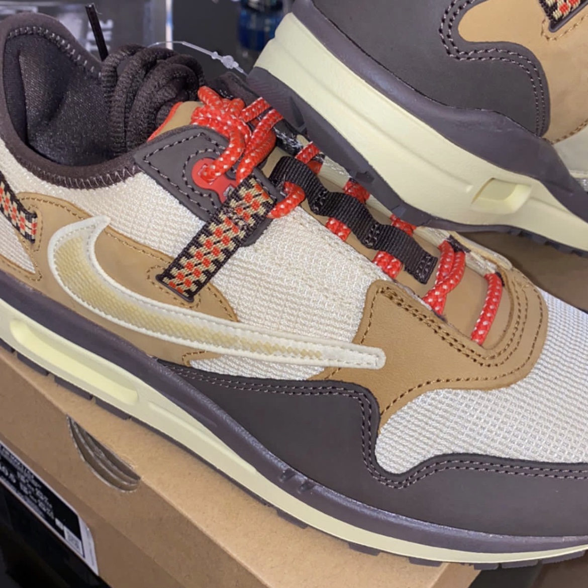 Nike x Travis Scott Air Max 1 Cact.us Brown 착용 스타일