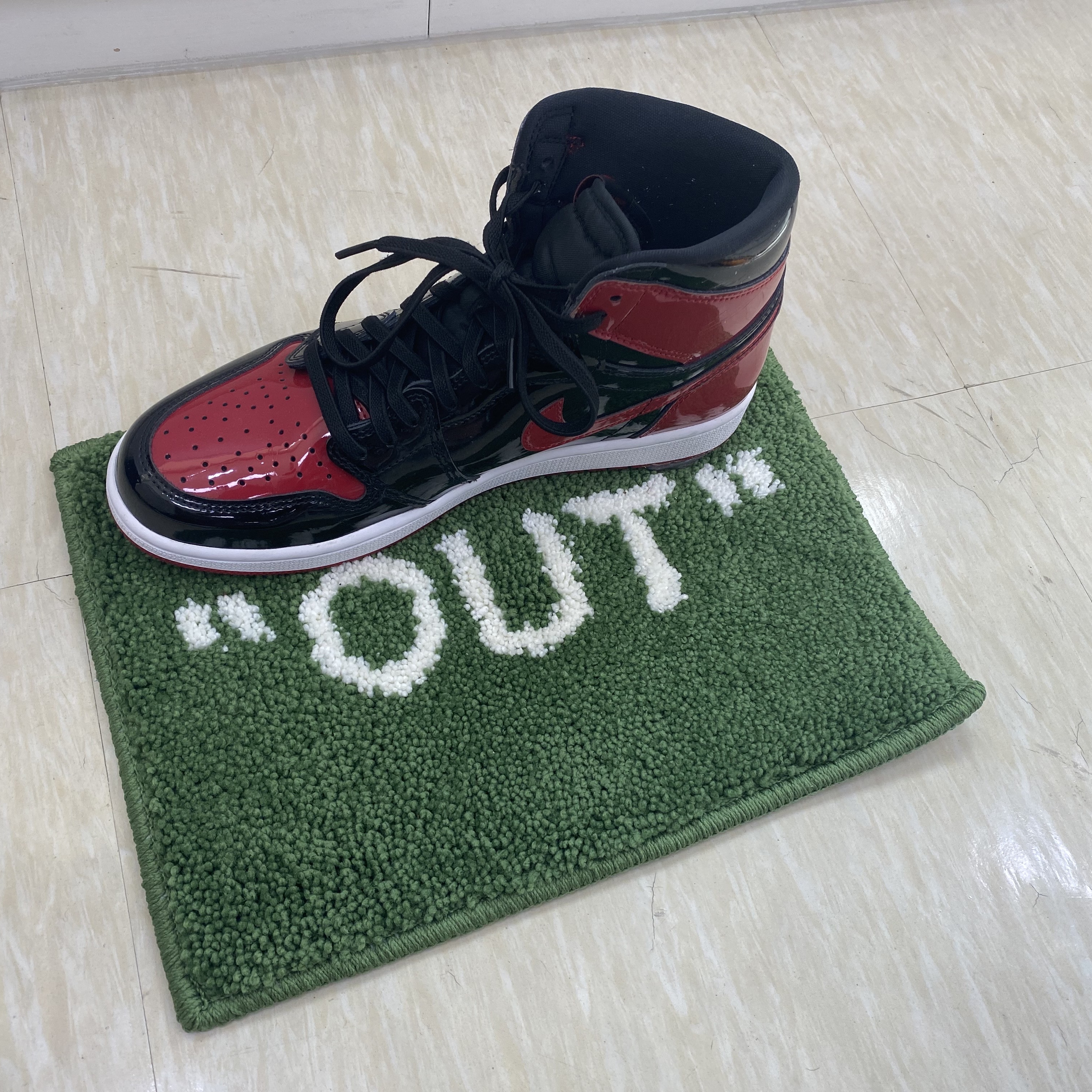 Jordan 1 Retro High OG Patent Bred, Nike x Stussy Benassi Slide Off Noir 착용 스타일 - 3