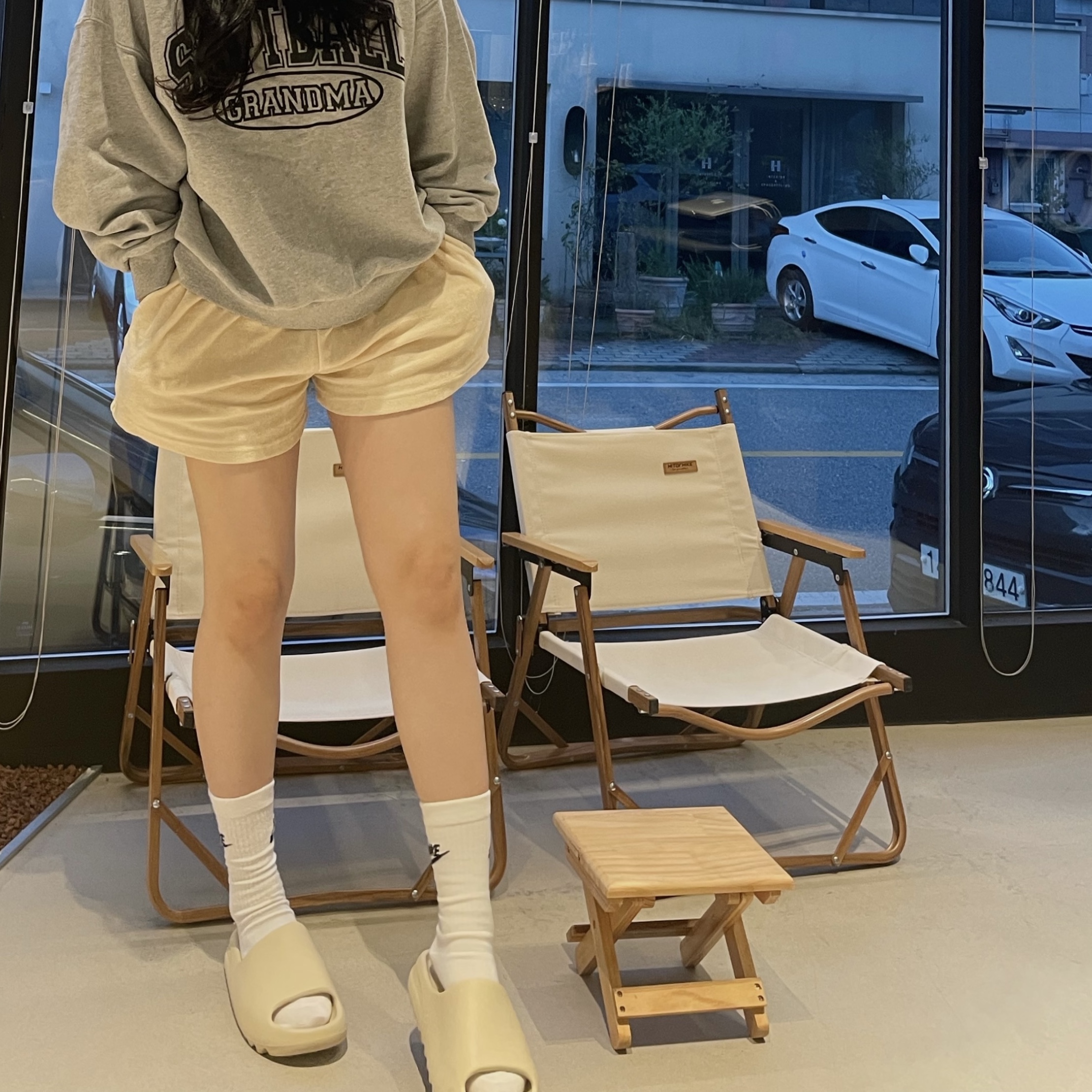 Adidas Yeezy Slide Bone 2022/2023 착용 스타일 - 2