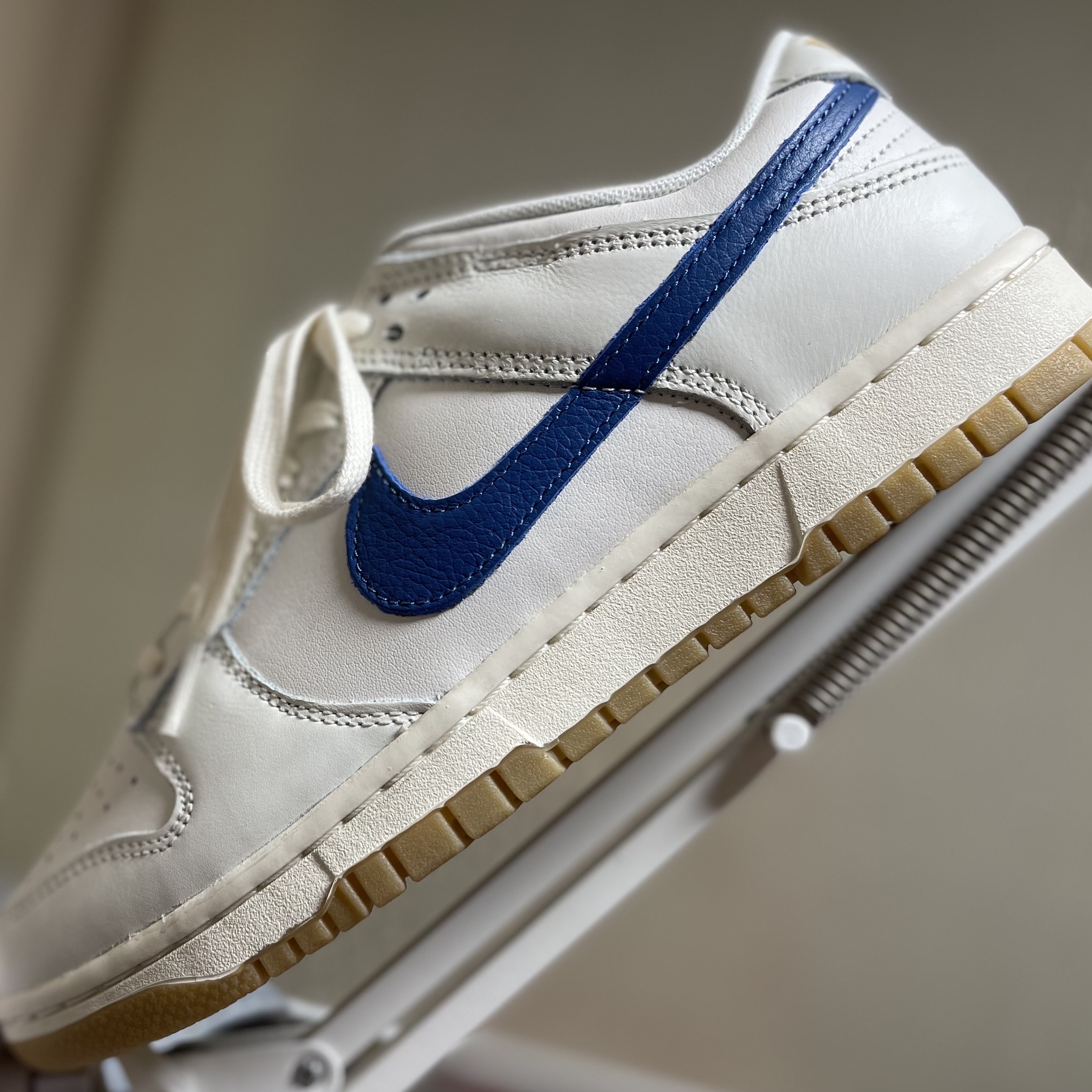 Nike Dunk Low SE Sail Dark Marina Blue 착용 스타일 - 1