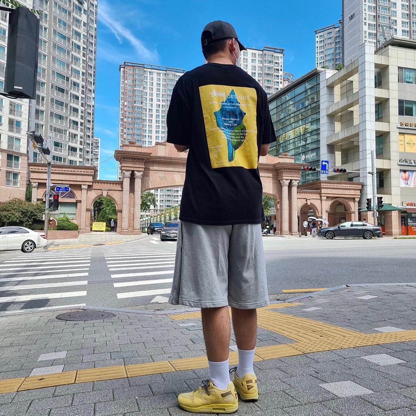 Nike x Travis Scott Air Max 1 Cact.us Gold, Stussy Modern Leaders T-Shirt Black 착용 스타일 - 1