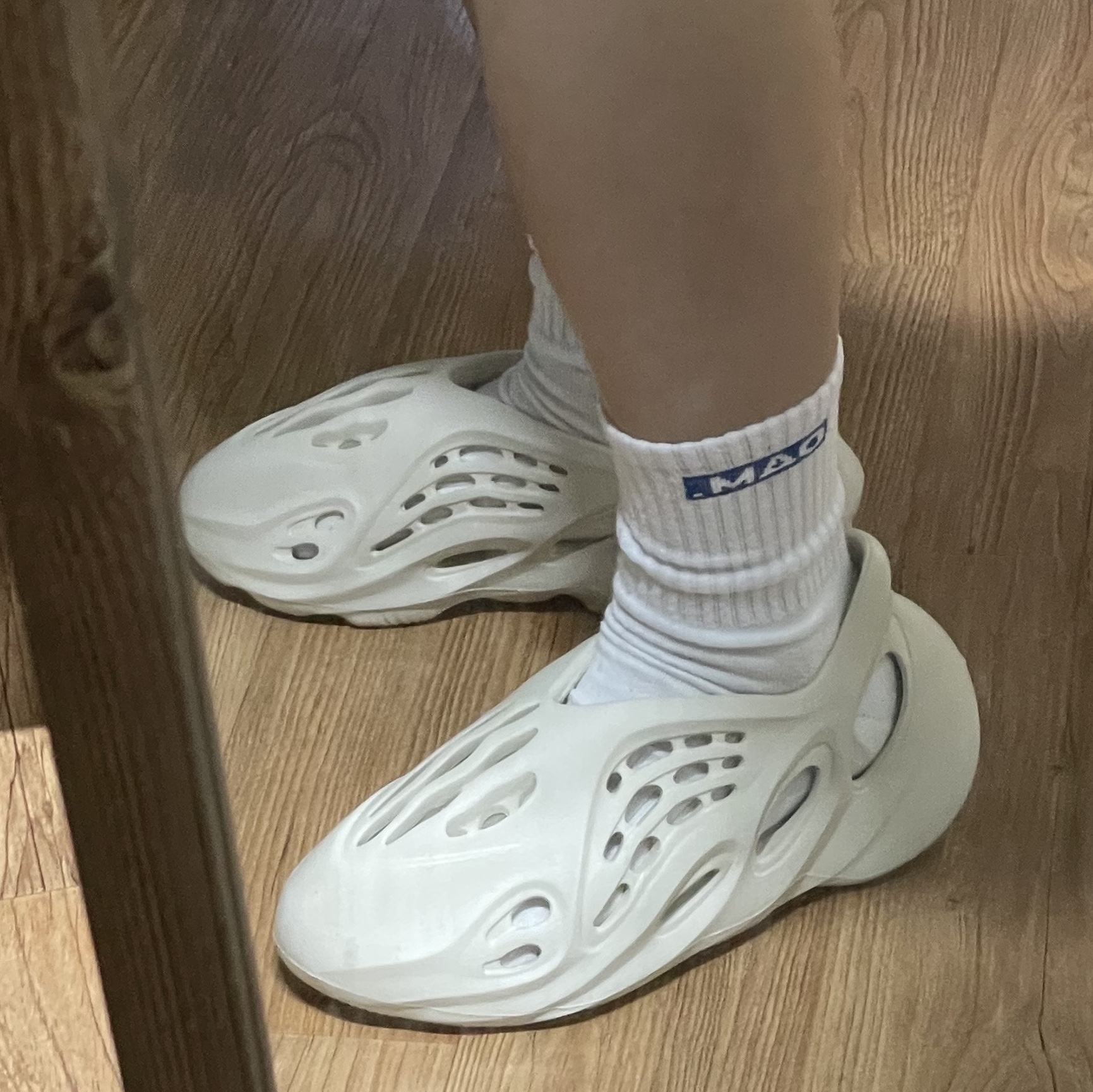 Adidas Yeezy Foam RNNR Sand 착용 스타일 - 1