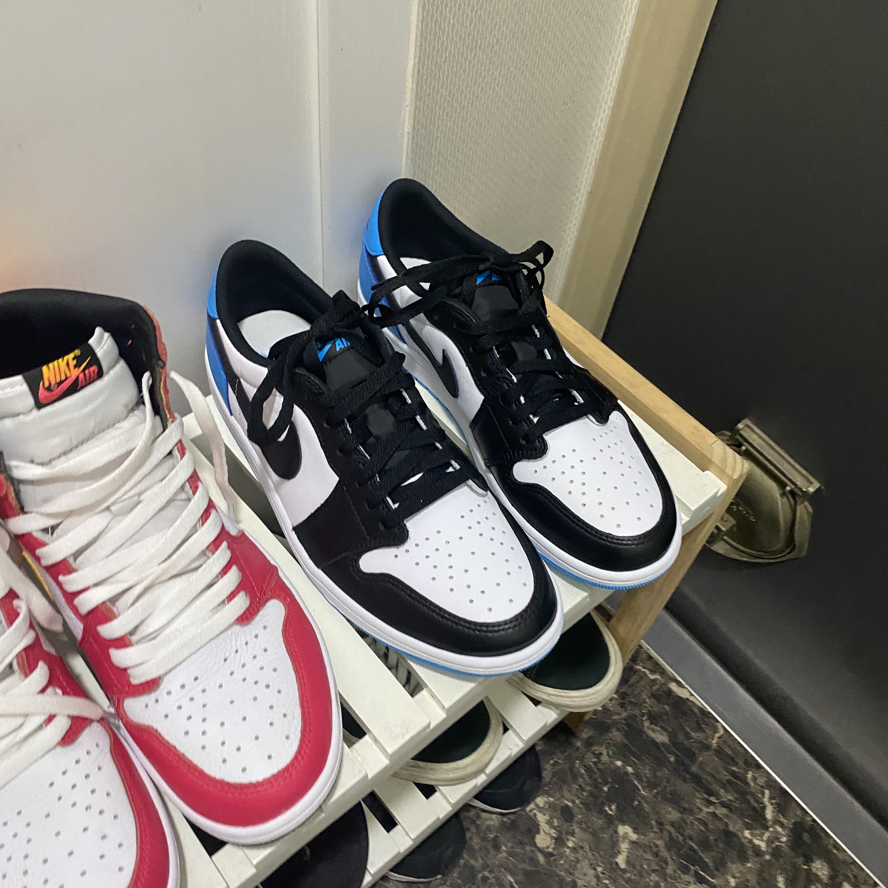 Jordan 1 Retro Low OG Black and Dark Powder Blue, Jordan 1 Retro High OG Light Fusion Red 착용 스타일