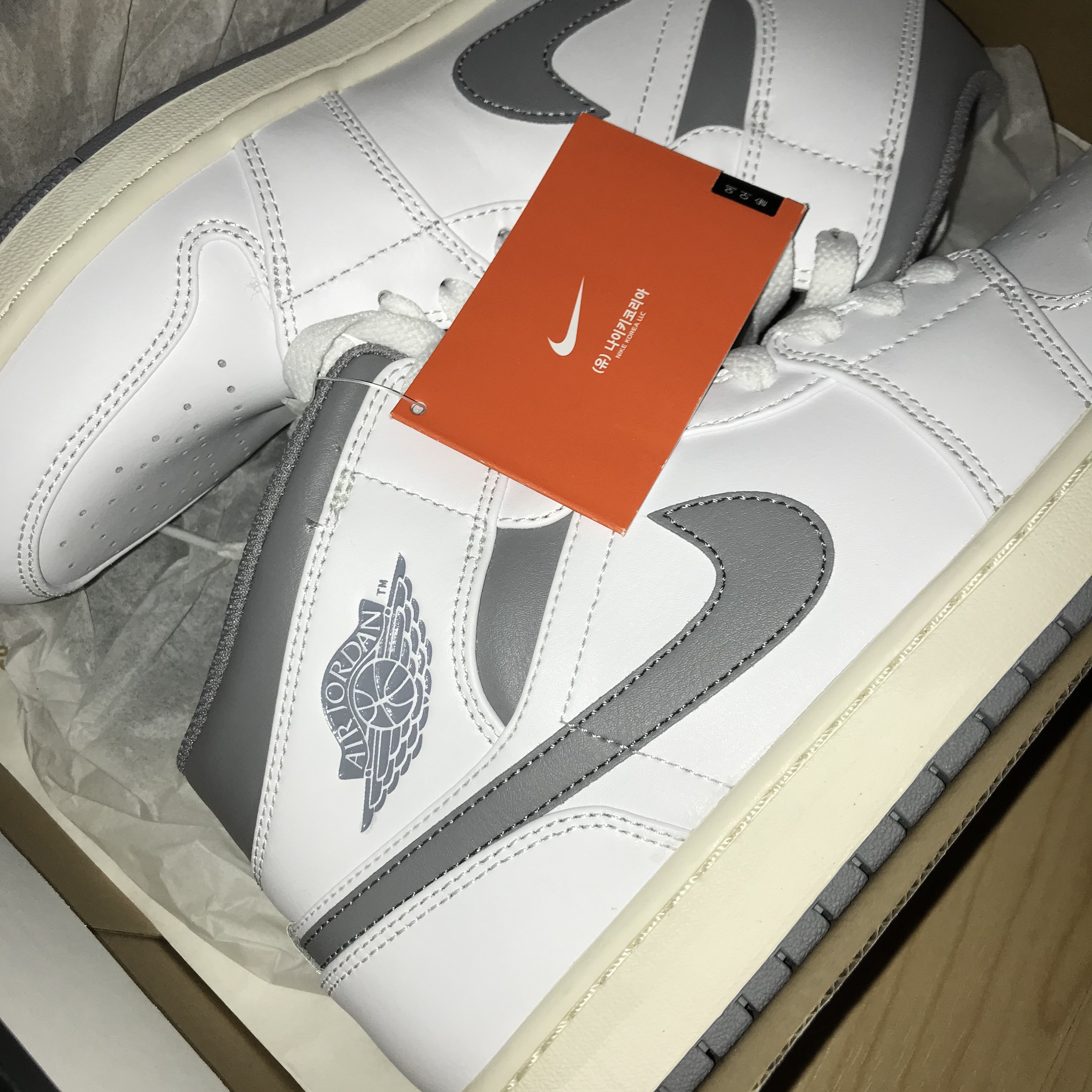 Jordan 1 Mid White Stealth 착용 스타일