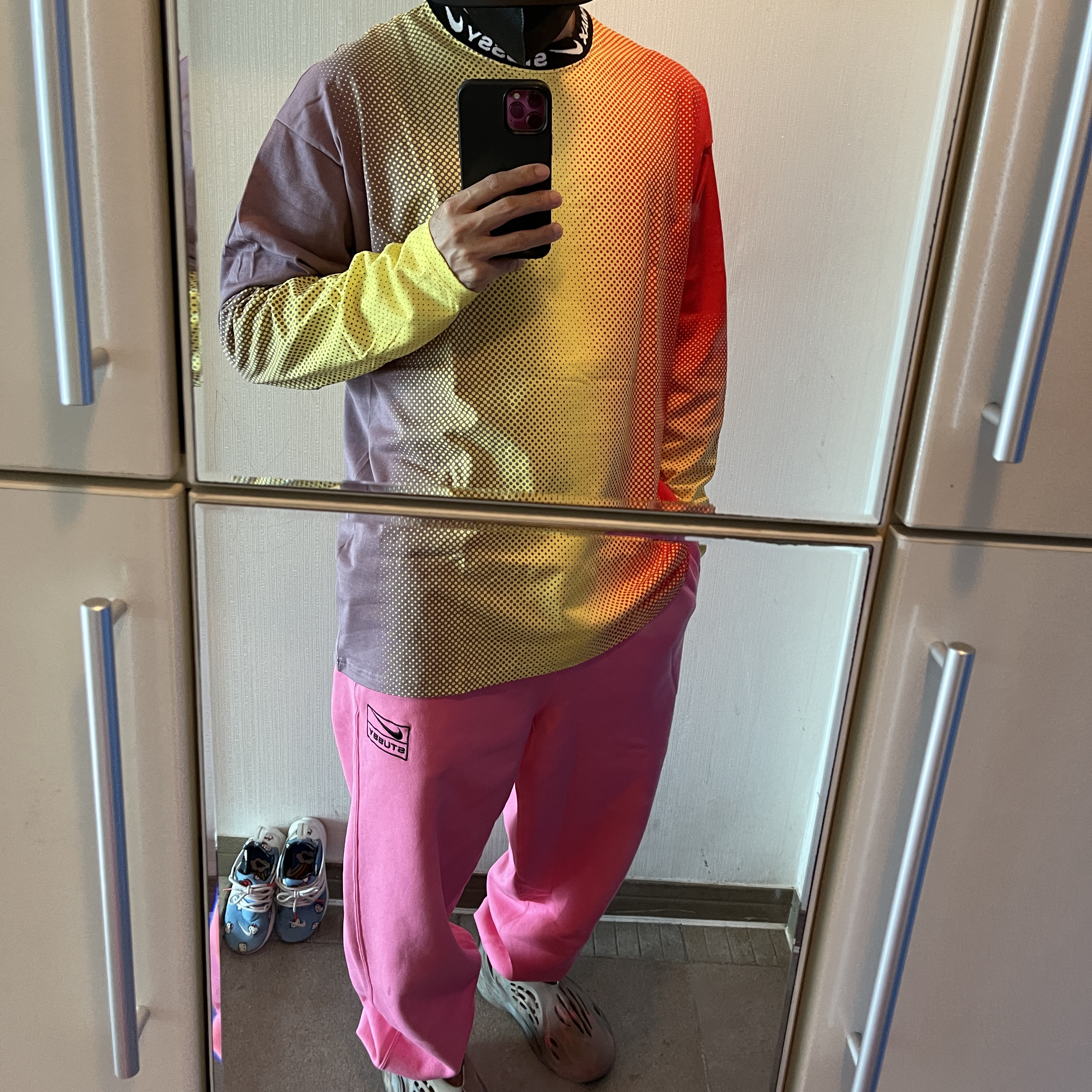 Nike x Stussy NRG Washed Fleece Pants Lotus PInk (DO5296-670), Nike x Stussy NRG FL LS Top Multi Color (DO5308-902) 착용 스타일 - 1