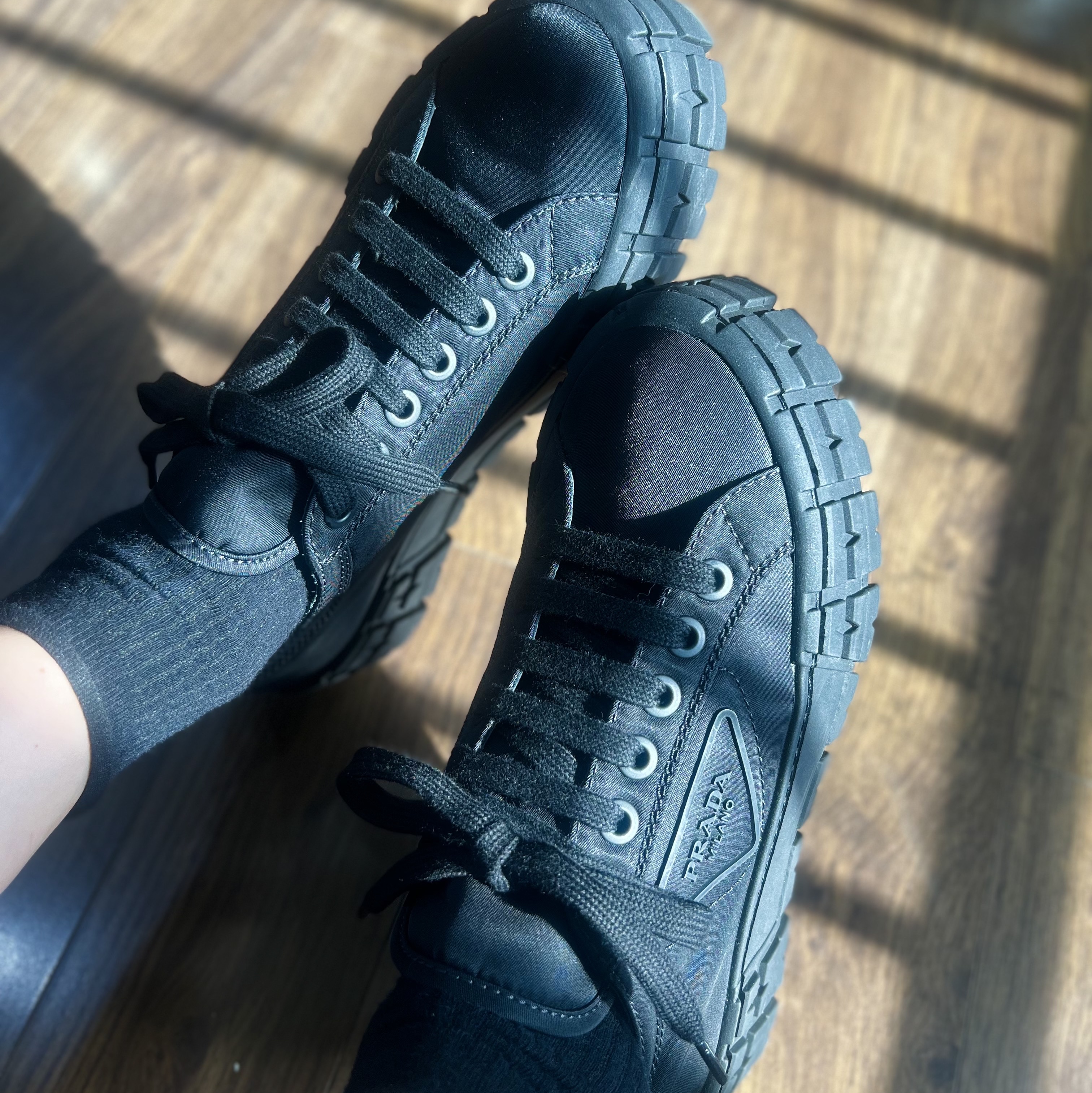 (W) Prada Double Wheel Re-Nylon Gabardine Sneakers Black White 착용 스타일 - 2