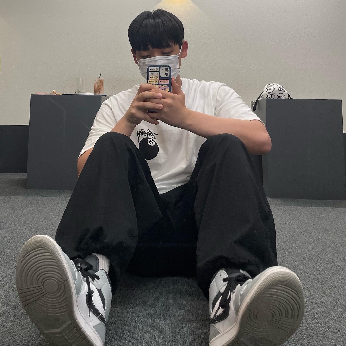 Jordan 1 Mid Light Smoke Grey Anthracite, Stussy 8 Ball T-Shirt White - 22SS 착용 스타일