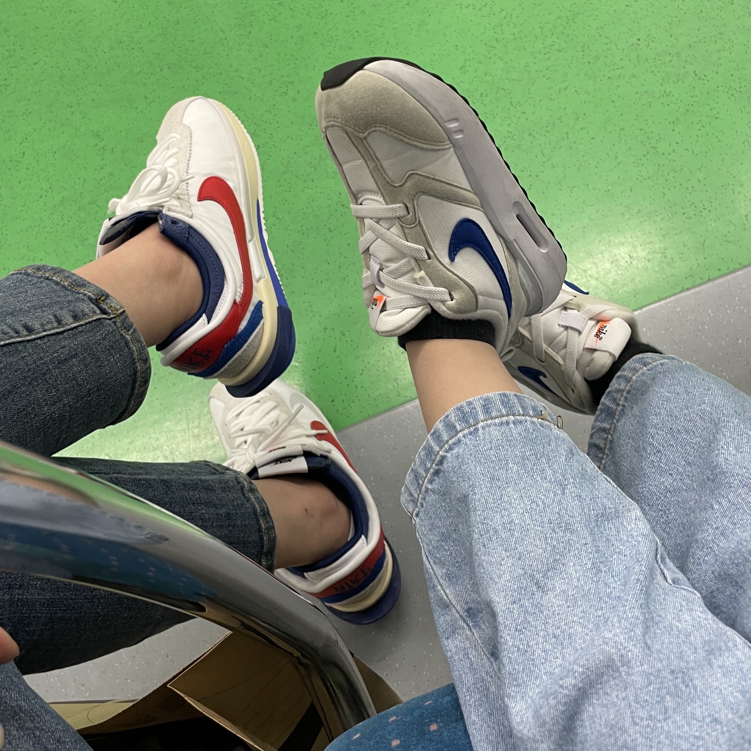 Nike x Sacai Zoom Cortez SP White and University Red, Nike Air Max Dawn Grey Fog 착용 스타일