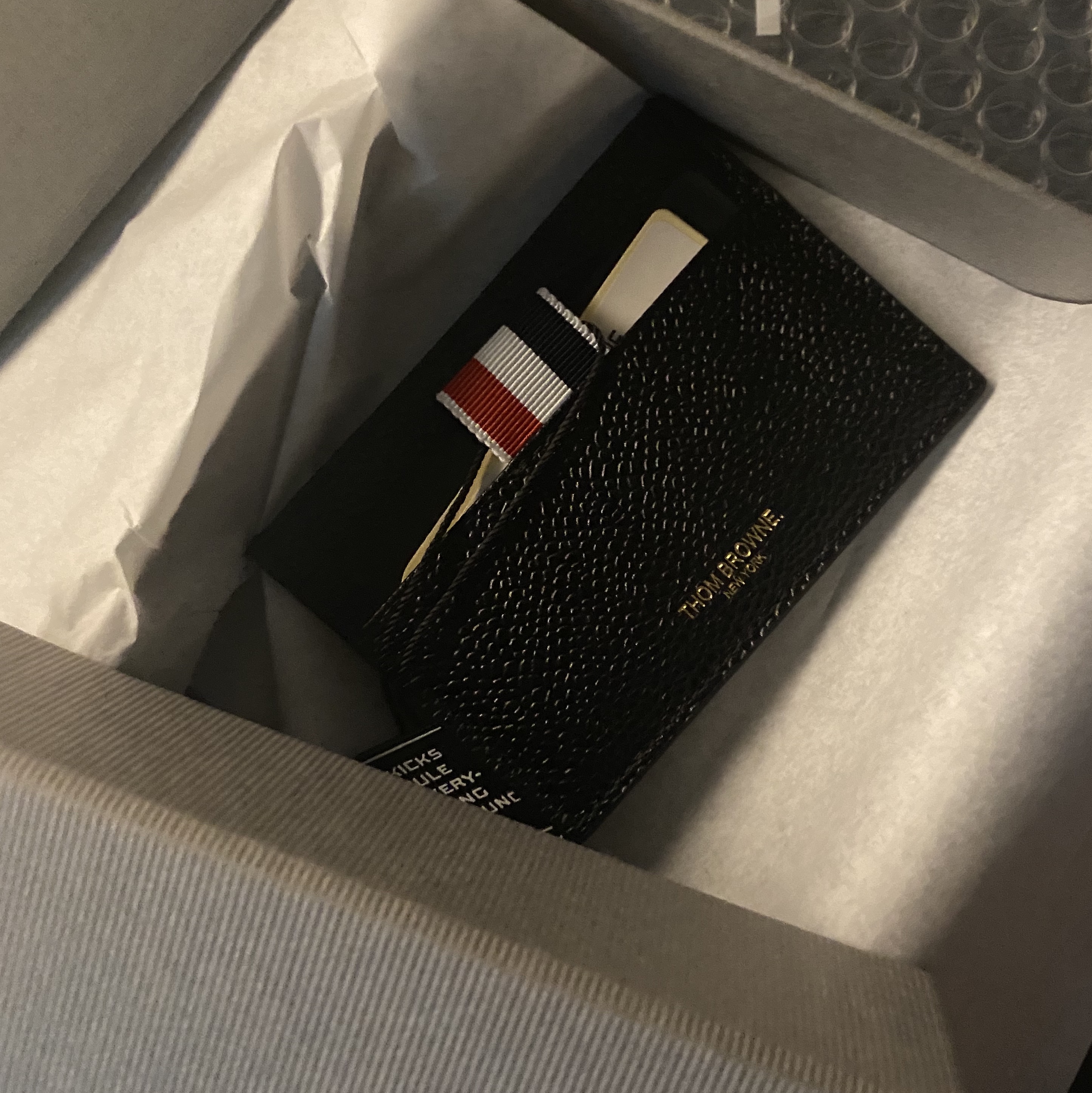Thom Browne Pebble Grain Leather Stripe Single Card Holder Black 착용 스타일