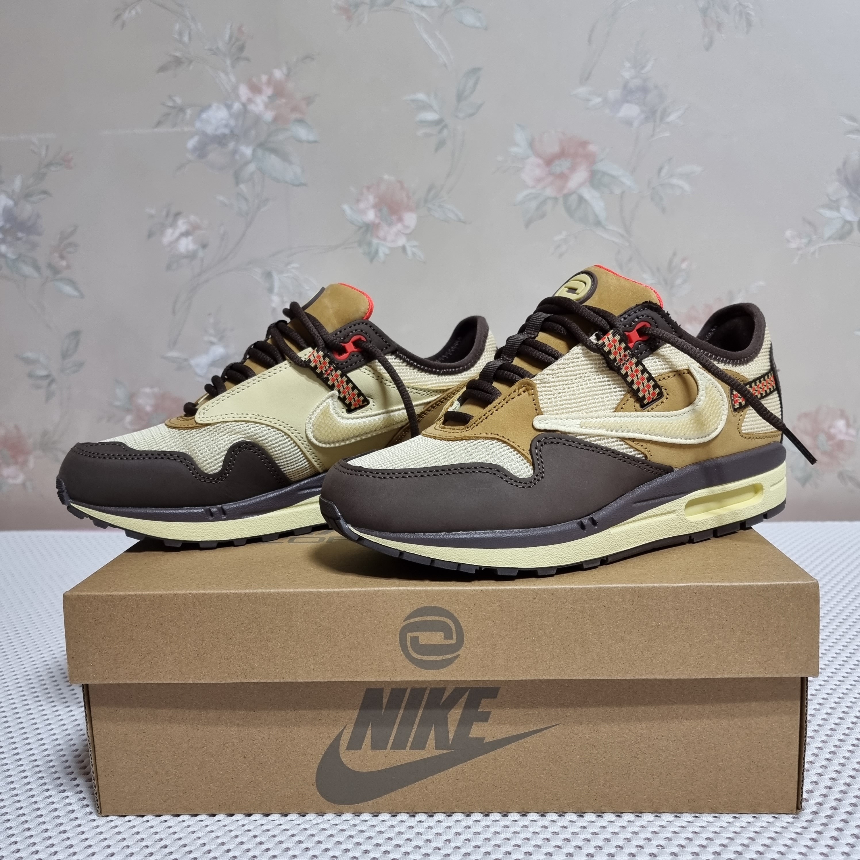 Nike x Travis Scott Air Max 1 Cact.us Brown 착용 스타일