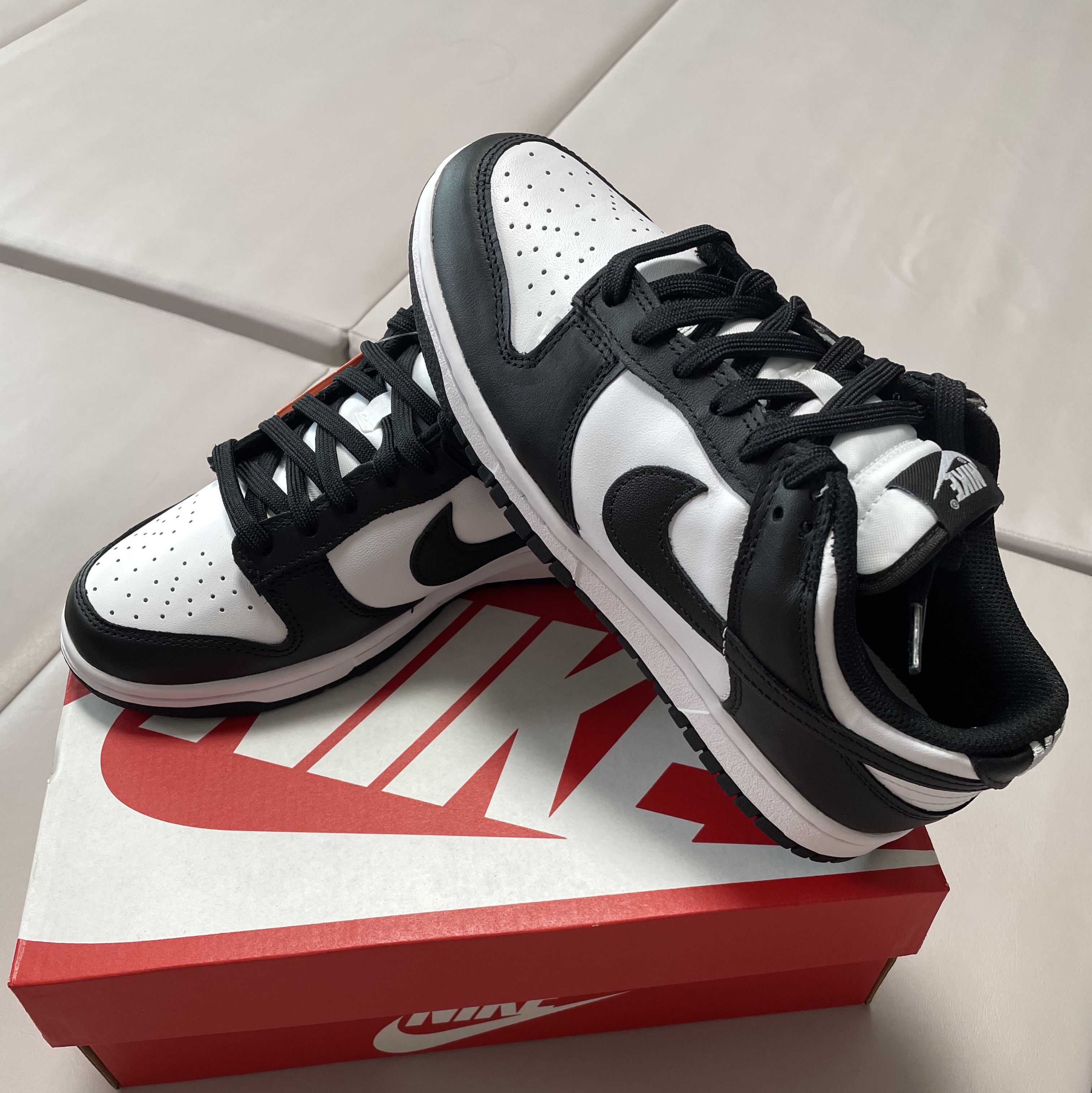 (W) Nike Dunk Low Black 착용 스타일 - 1