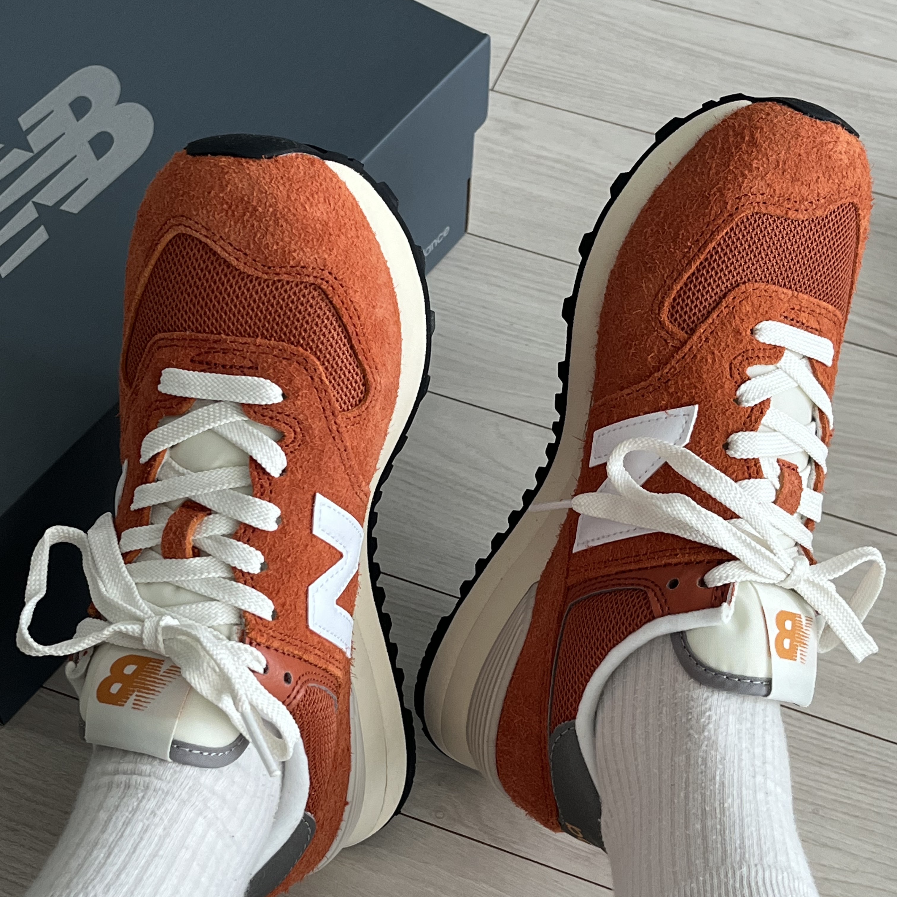 New Balance 574 Heritage Orange Burst White 착용 스타일 - 1