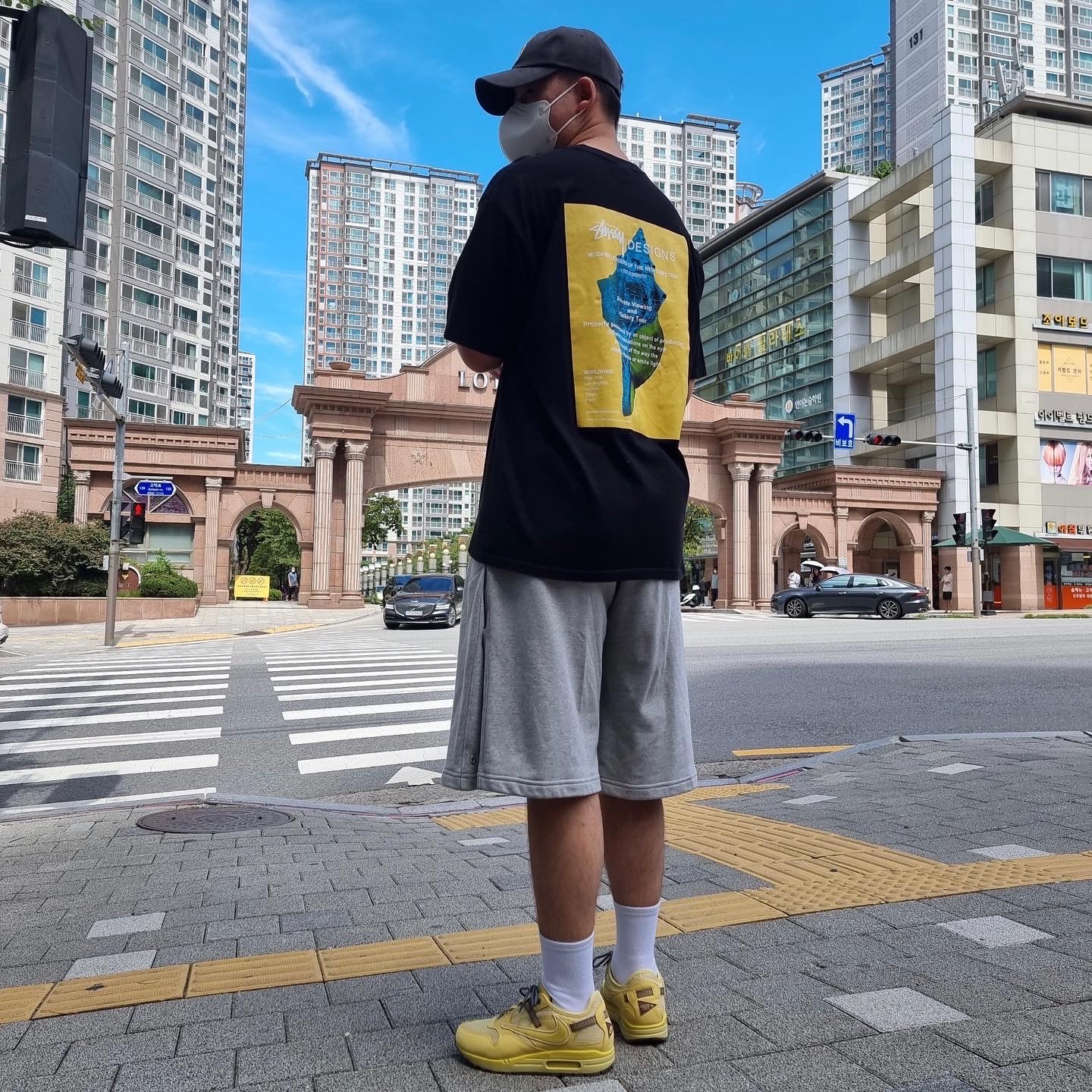 Nike x Travis Scott Air Max 1 Cact.us Gold, Stussy Modern Leaders T-Shirt Black 착용 스타일 - 2