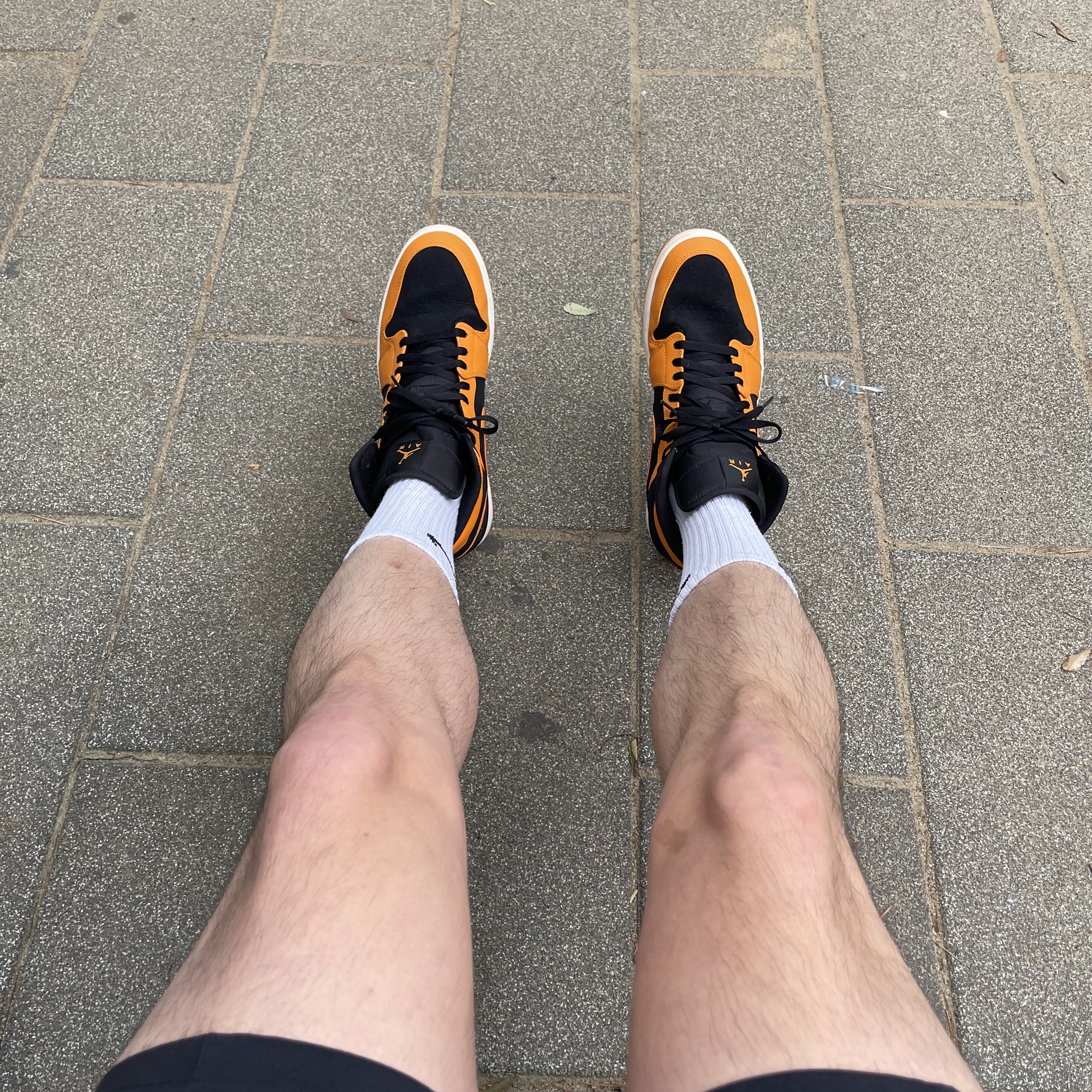 Jordan 1 Mid Black Orange Peel 착용 스타일 - 1
