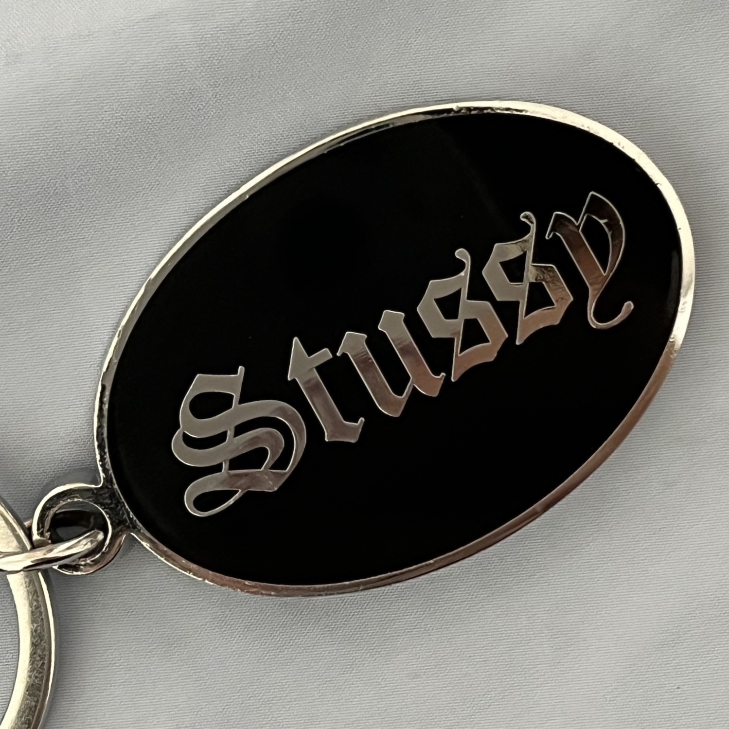 Stussy O.E. Badge Keychain 착용 스타일