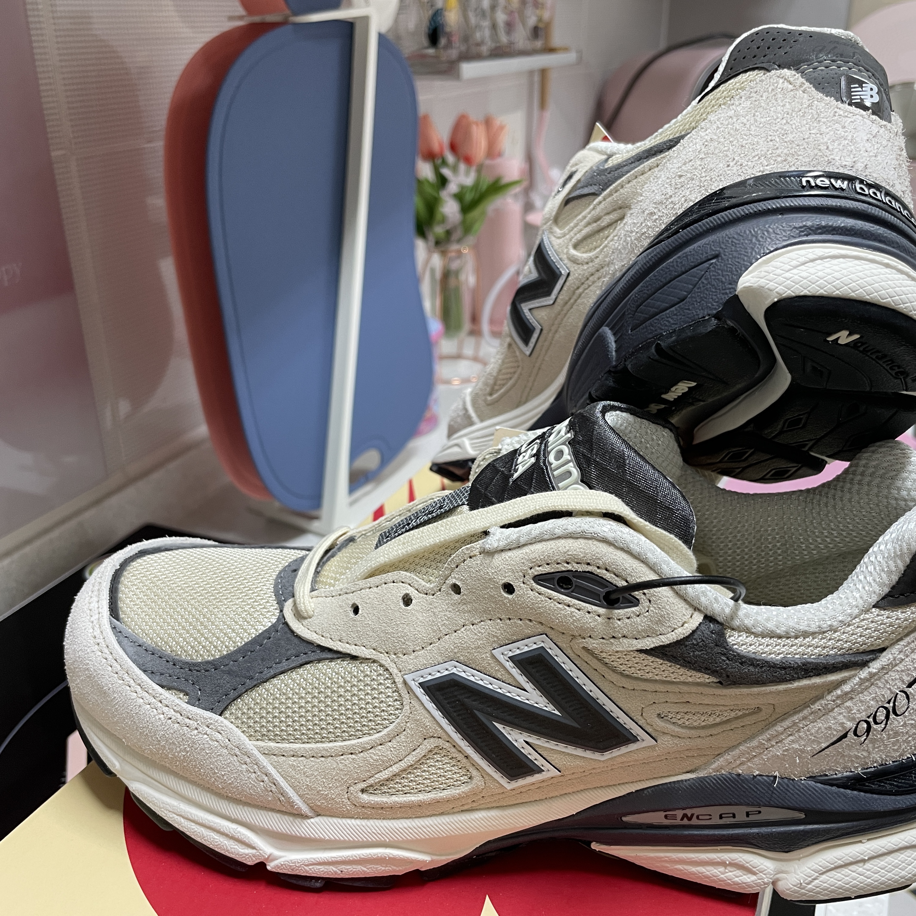 New Balance 990v3 Made in USA Moonbeam Macadamia Nut 착용 스타일
