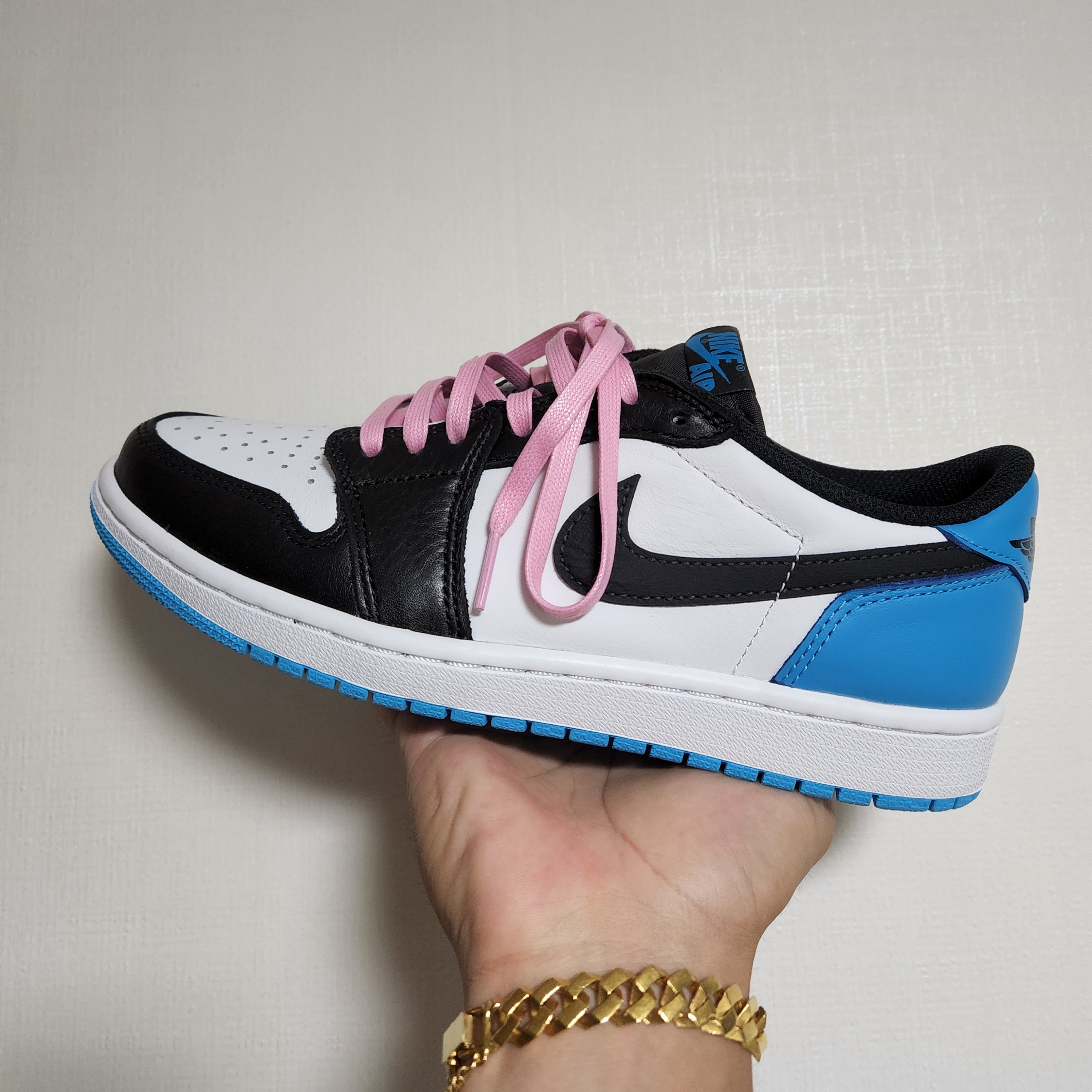 Jordan 1 Retro Low OG Black and Dark Powder Blue 착용 스타일