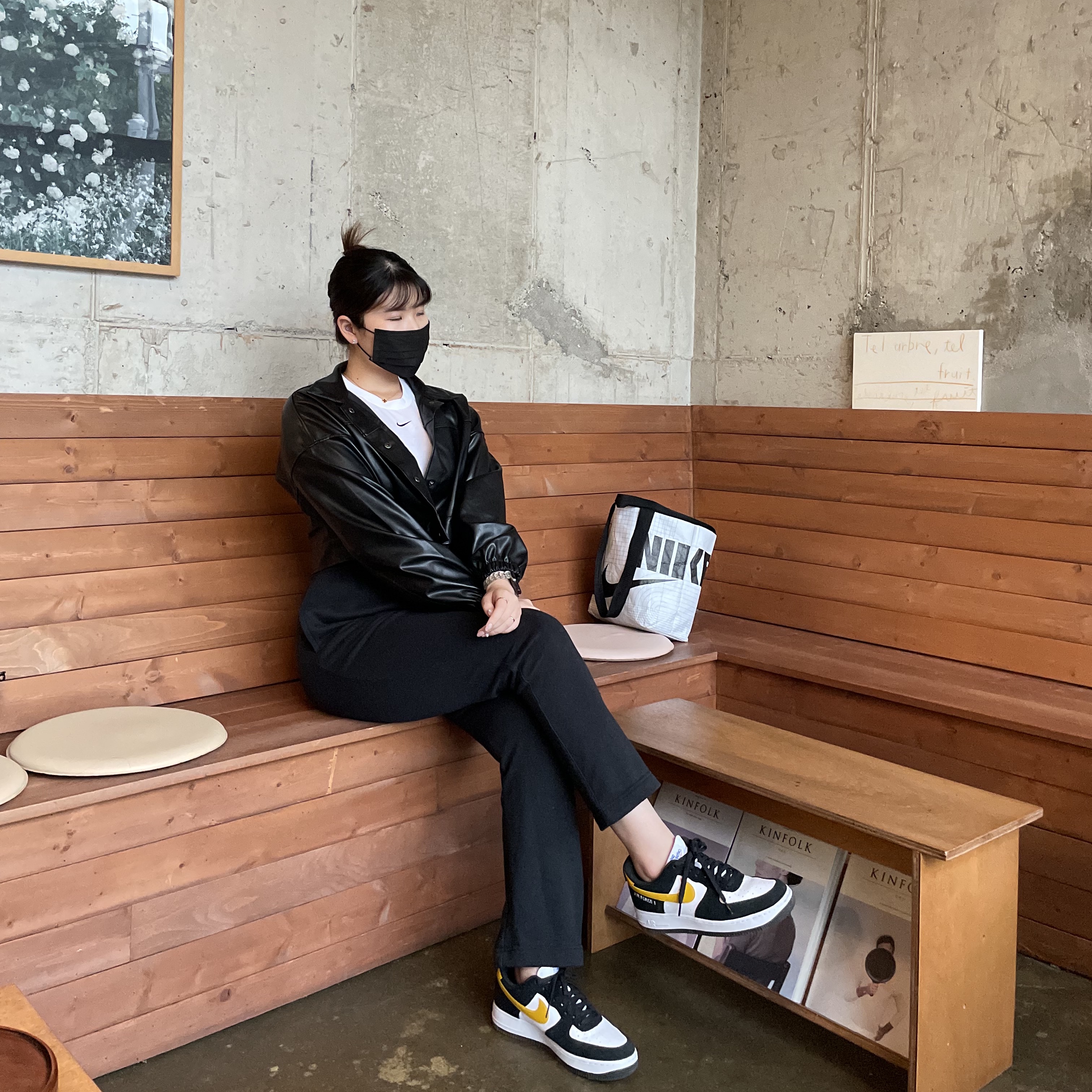 Nike Air Force 1 '07 LV8 Athletic Club Black Dark Sulfur 착용 스타일