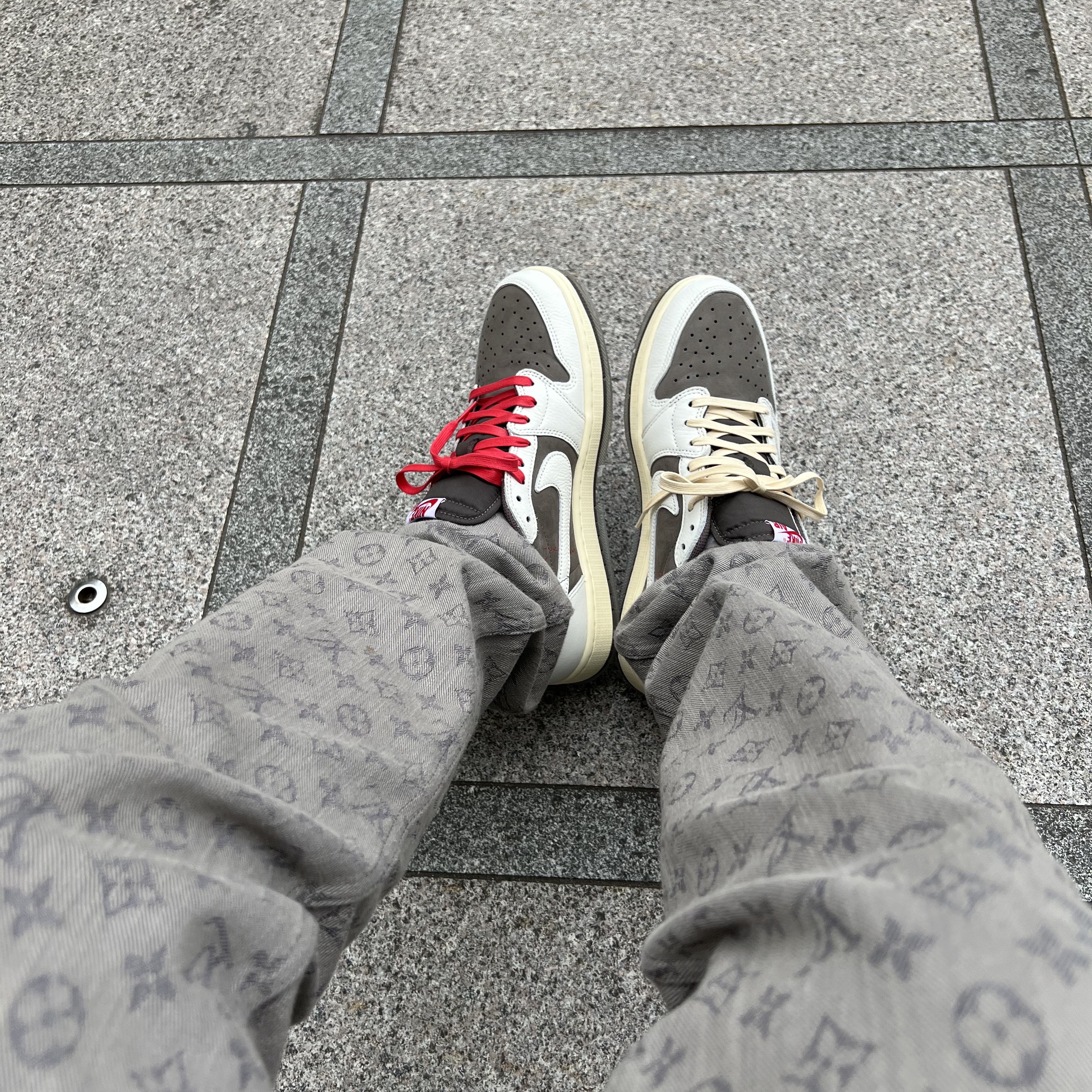 Jordan 1 x Travis Scott Retro Low OG SP Sail and Ridgerock 착용 스타일