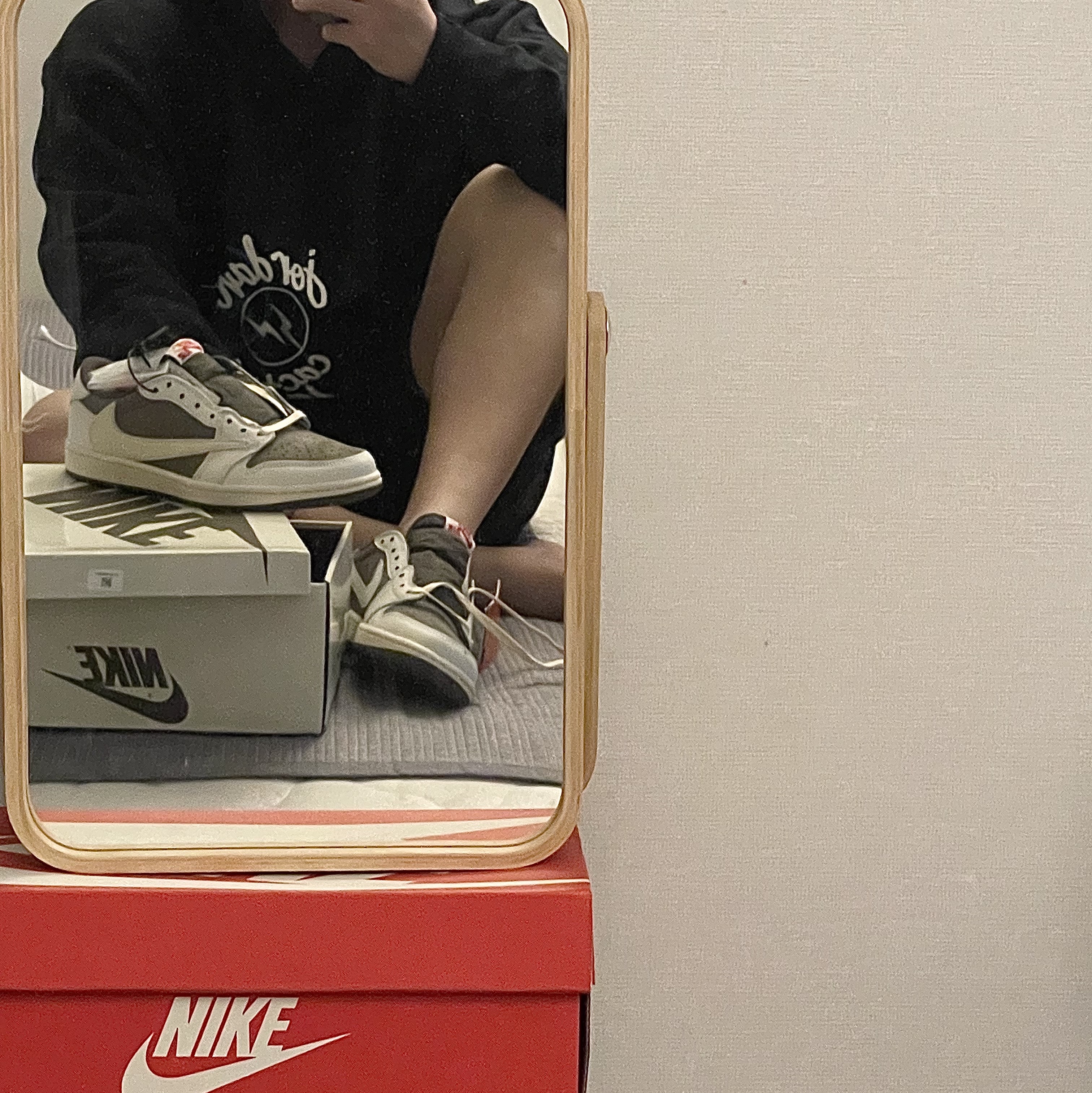 Jordan 1 x Travis Scott Retro Low OG SP Sail and Ridgerock, Jordan x Travis Scott x Fragment Hoodie Black (DJ0615-010) 착용 스타일 - 1