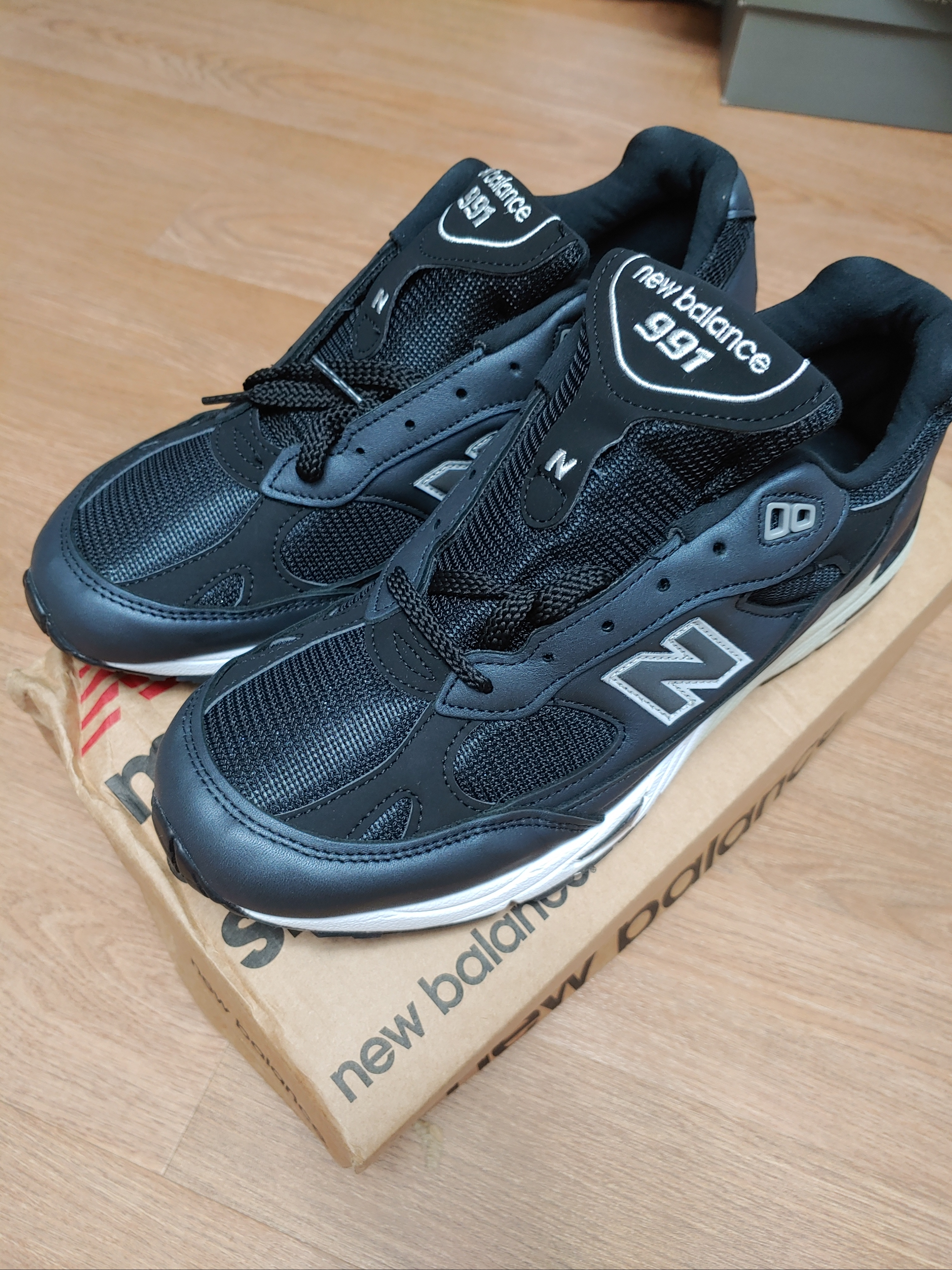 New balance 991 Made in UK Navy Black 착용 스타일 - 2