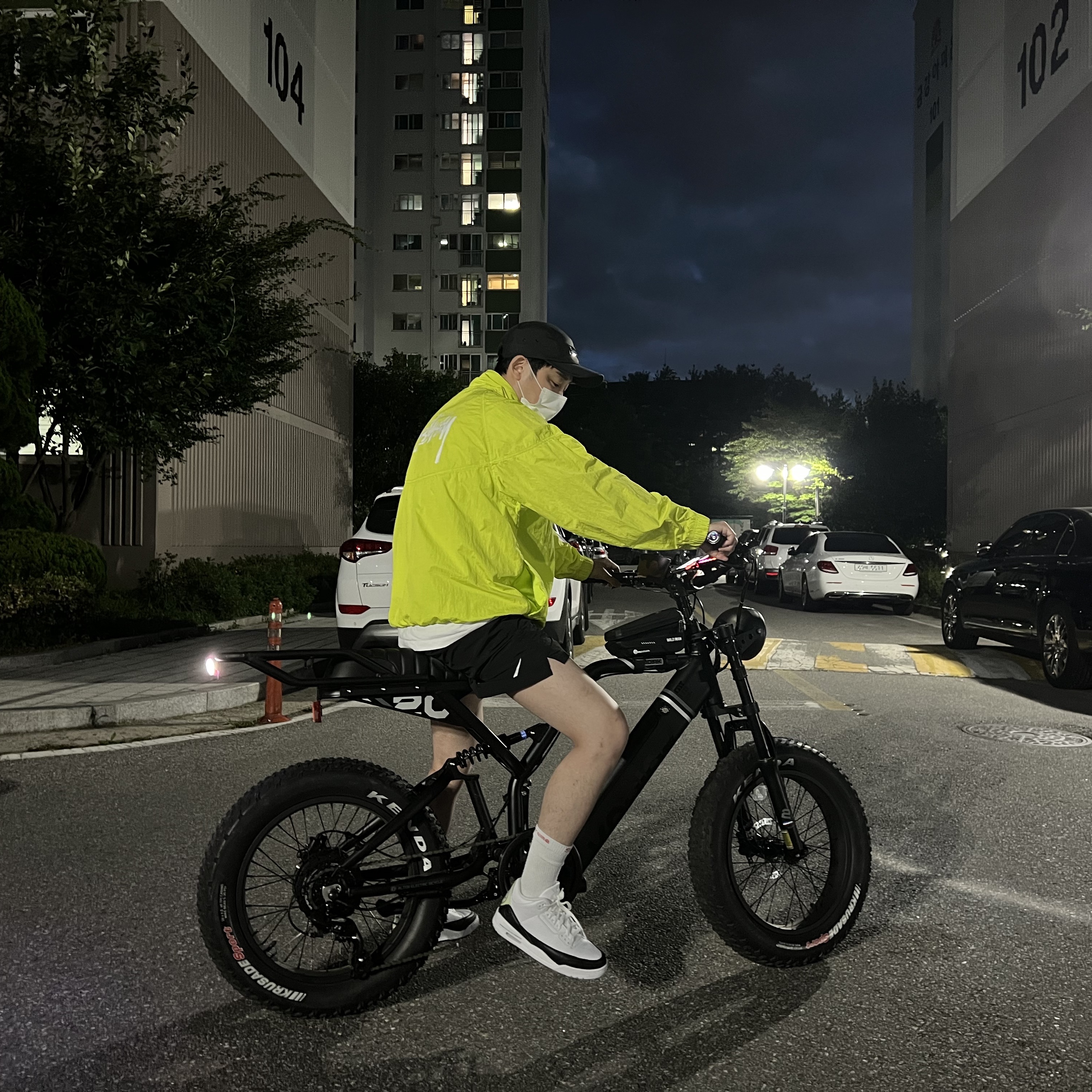 Nike x Stussy Water Shorts Off Noir, Nike x Stussy Windrunner Jacket Bright Cactus 착용 스타일 - 1