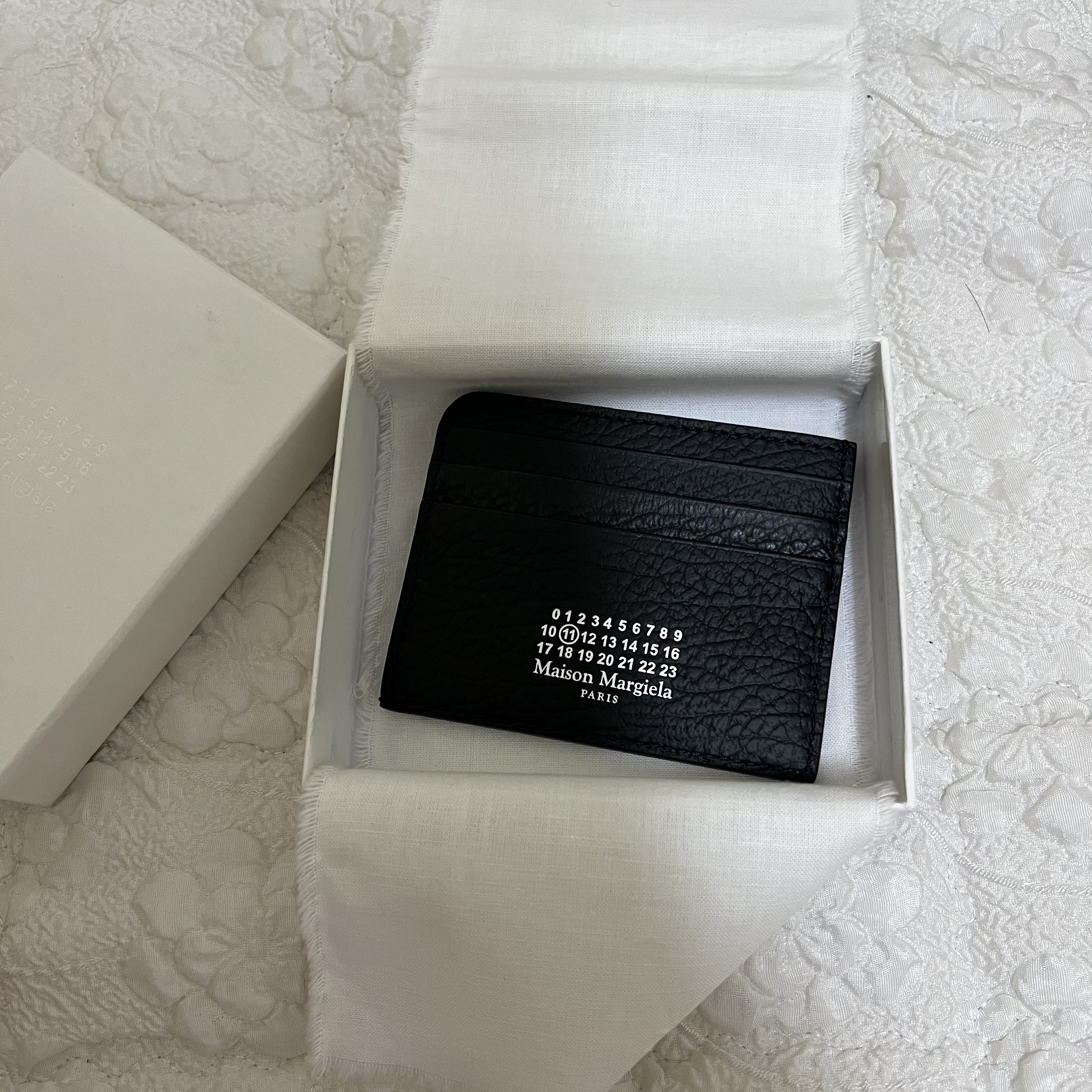 Maison Margiela Numbers Logo Grainy Leather Card Holder Black 착용 스타일 - 1
