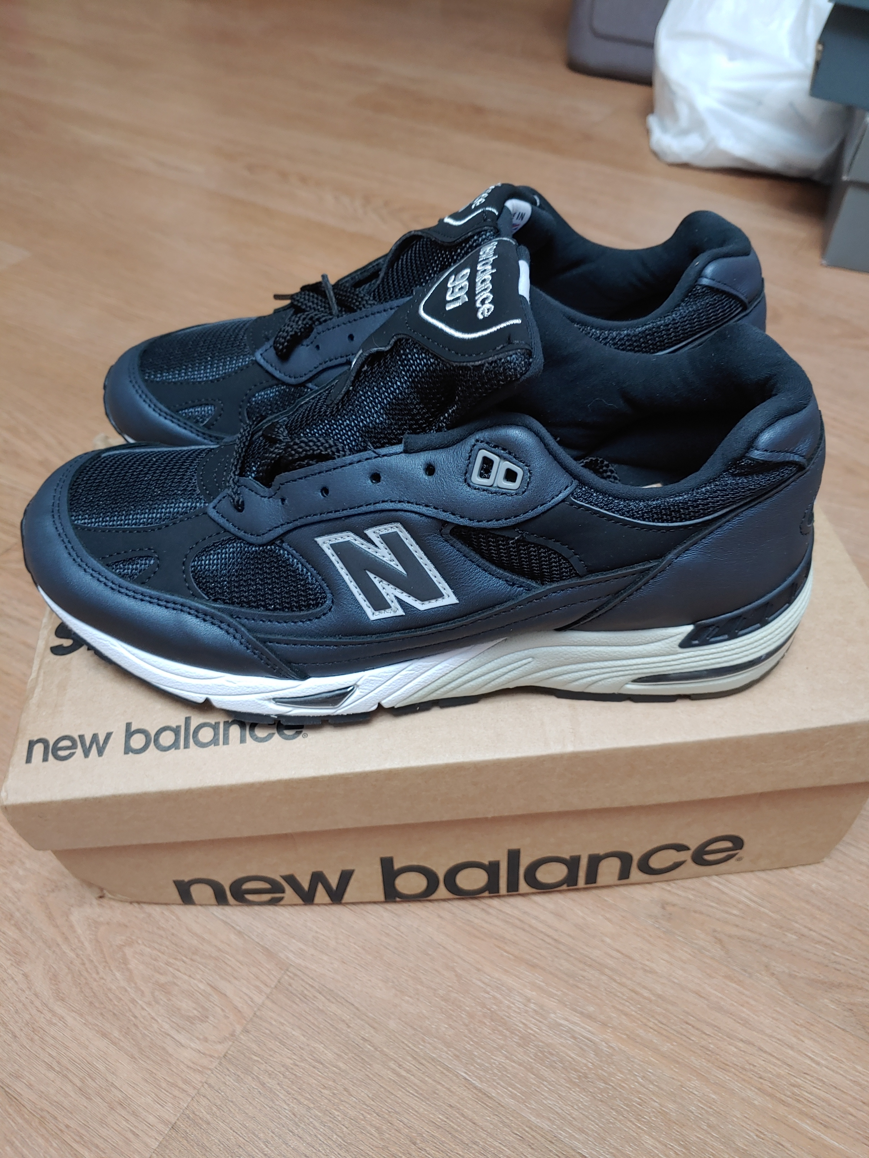 New balance 991 Made in UK Navy Black 착용 스타일 - 1