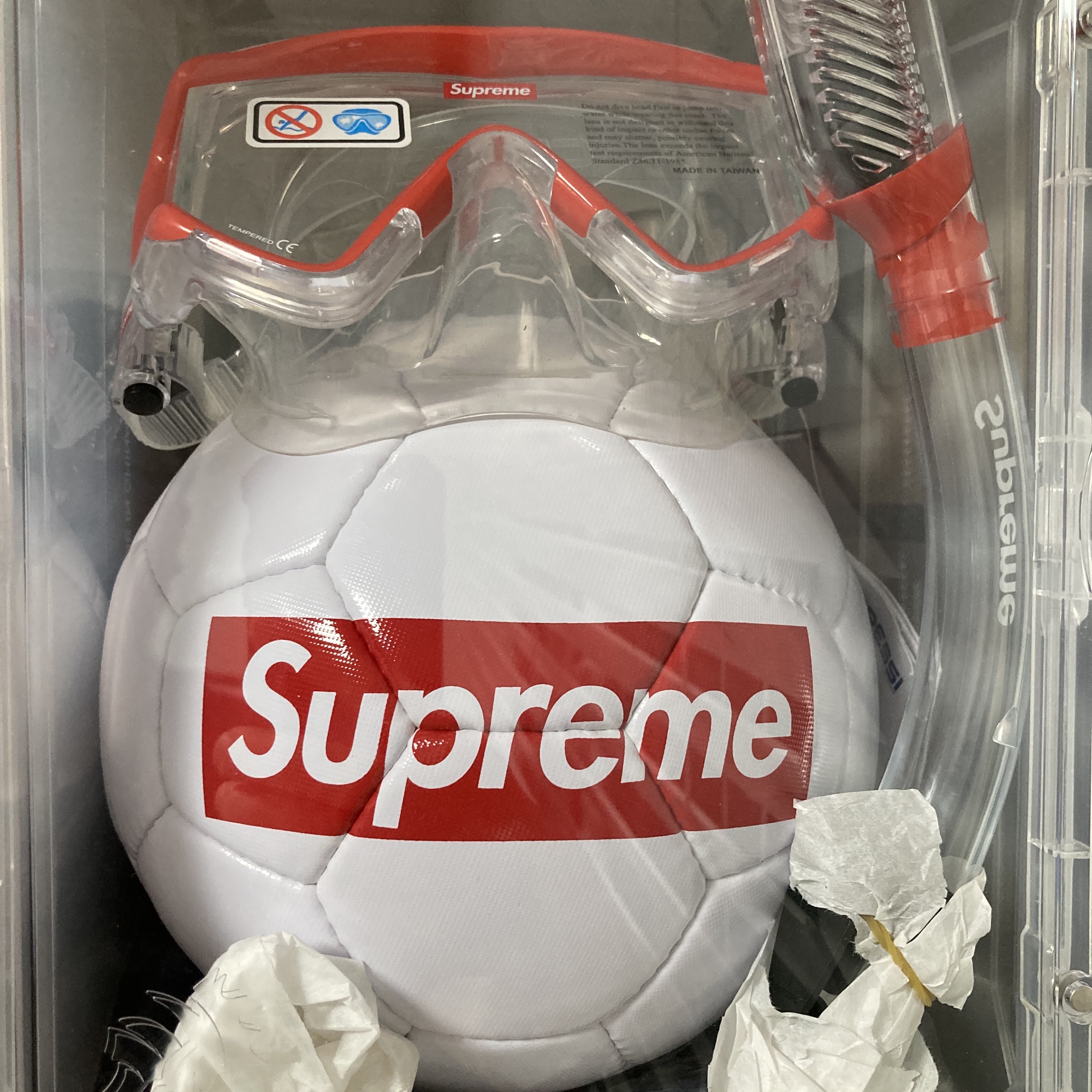 Supreme x Cressi Snorkel Set Red - 19SS, Supreme x Umbro Soccer Ball White - 22SS 착용 스타일