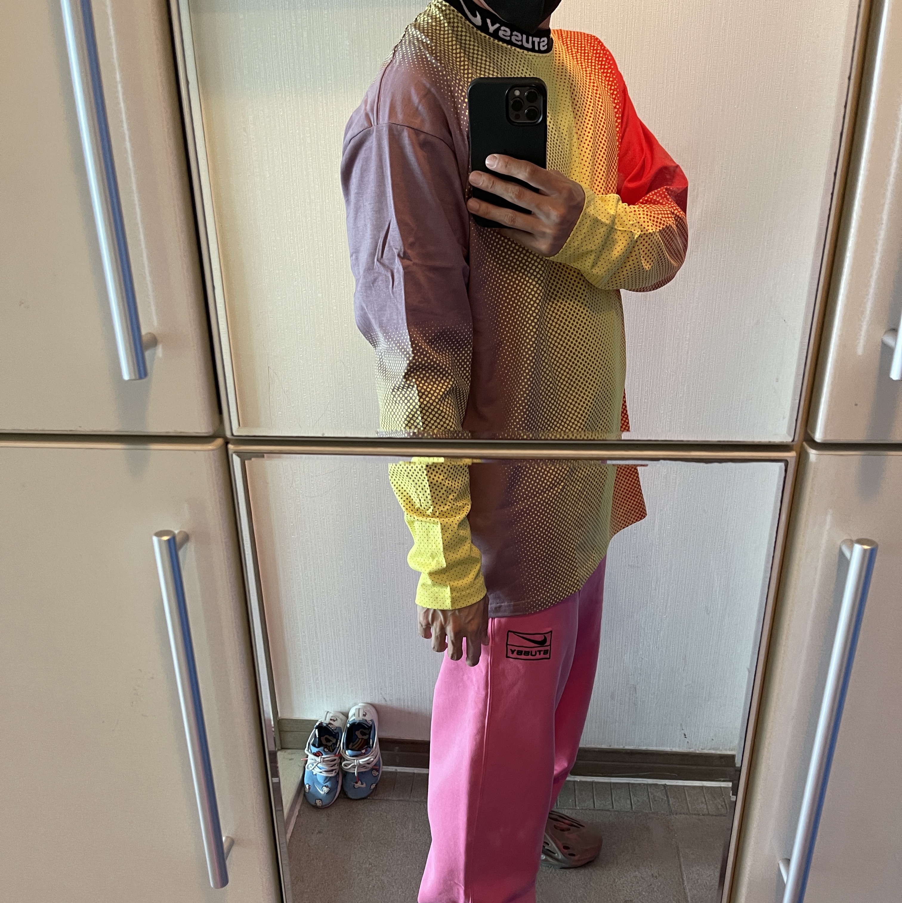 Nike x Stussy NRG Washed Fleece Pants Lotus PInk (DO5296-670), Nike x Stussy NRG FL LS Top Multi Color (DO5308-902) 착용 스타일 - 3