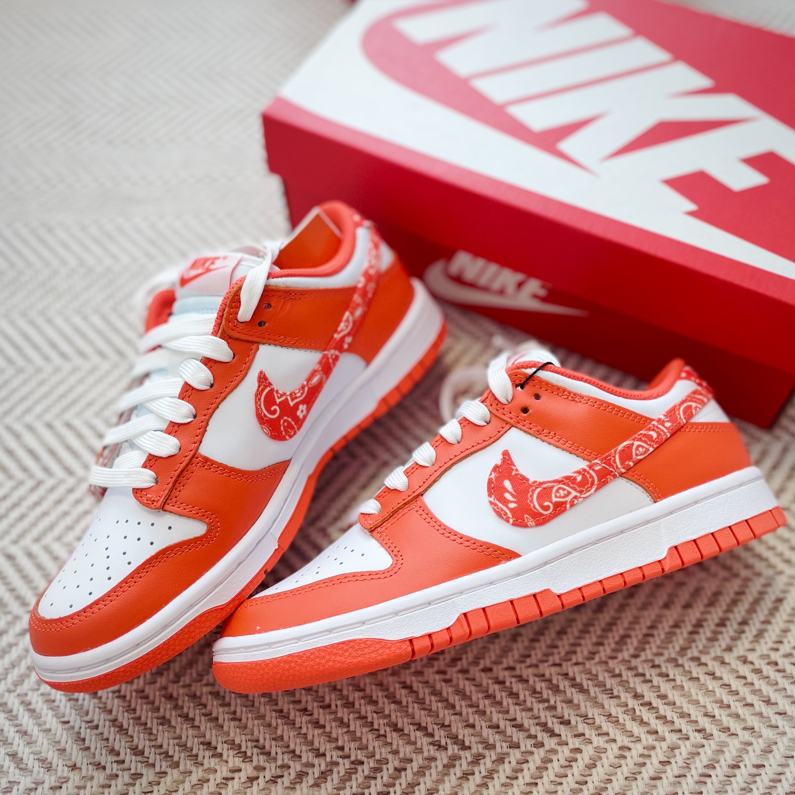 (W) Nike Dunk Low Essential Orange Paisley 착용 스타일 - 1