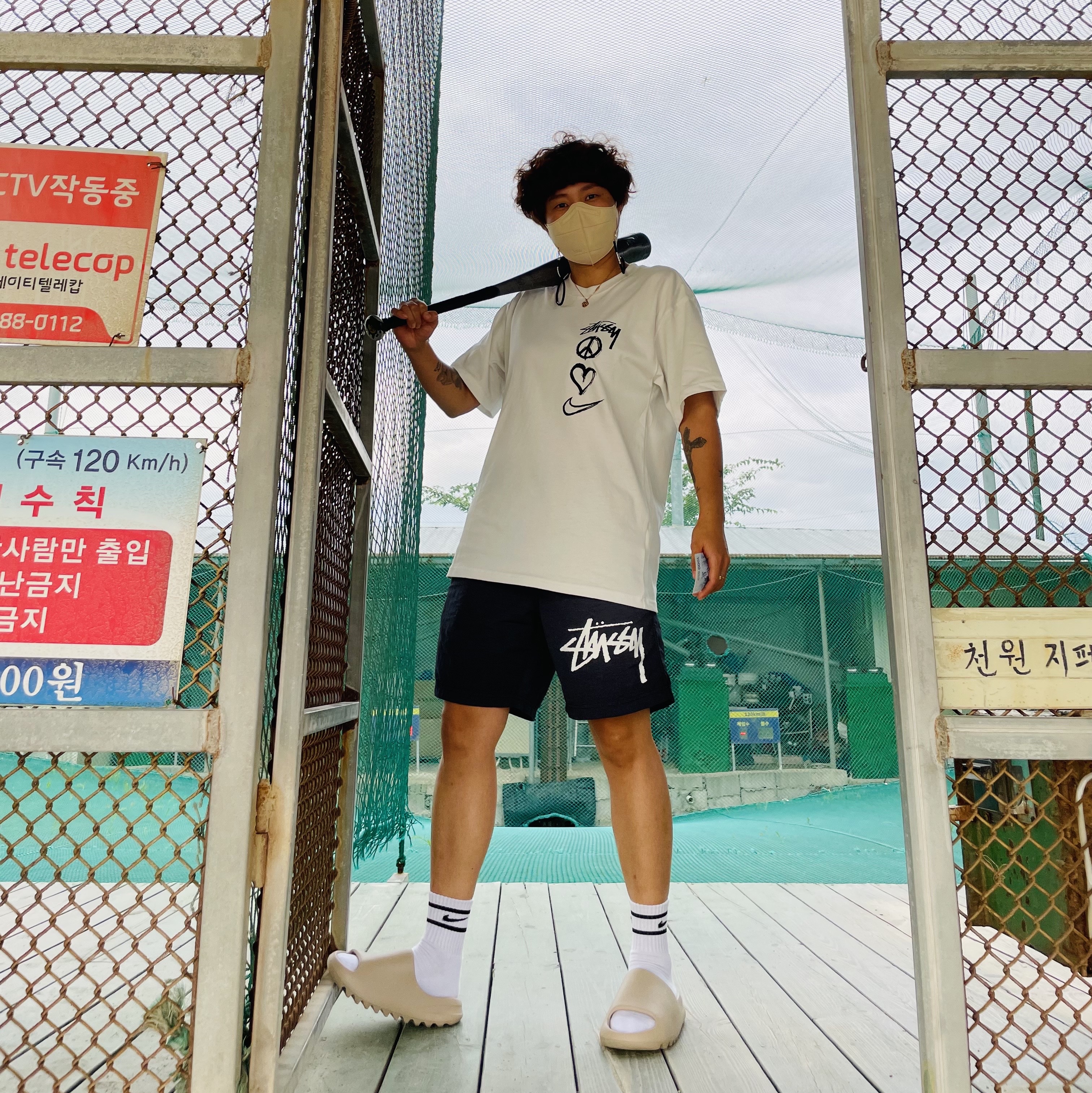 Nike x Stussy NRG RA T-Shirt Summit White (DM4942-121), Nike x Stussy Water Shorts Off Noir 착용 스타일 - 1