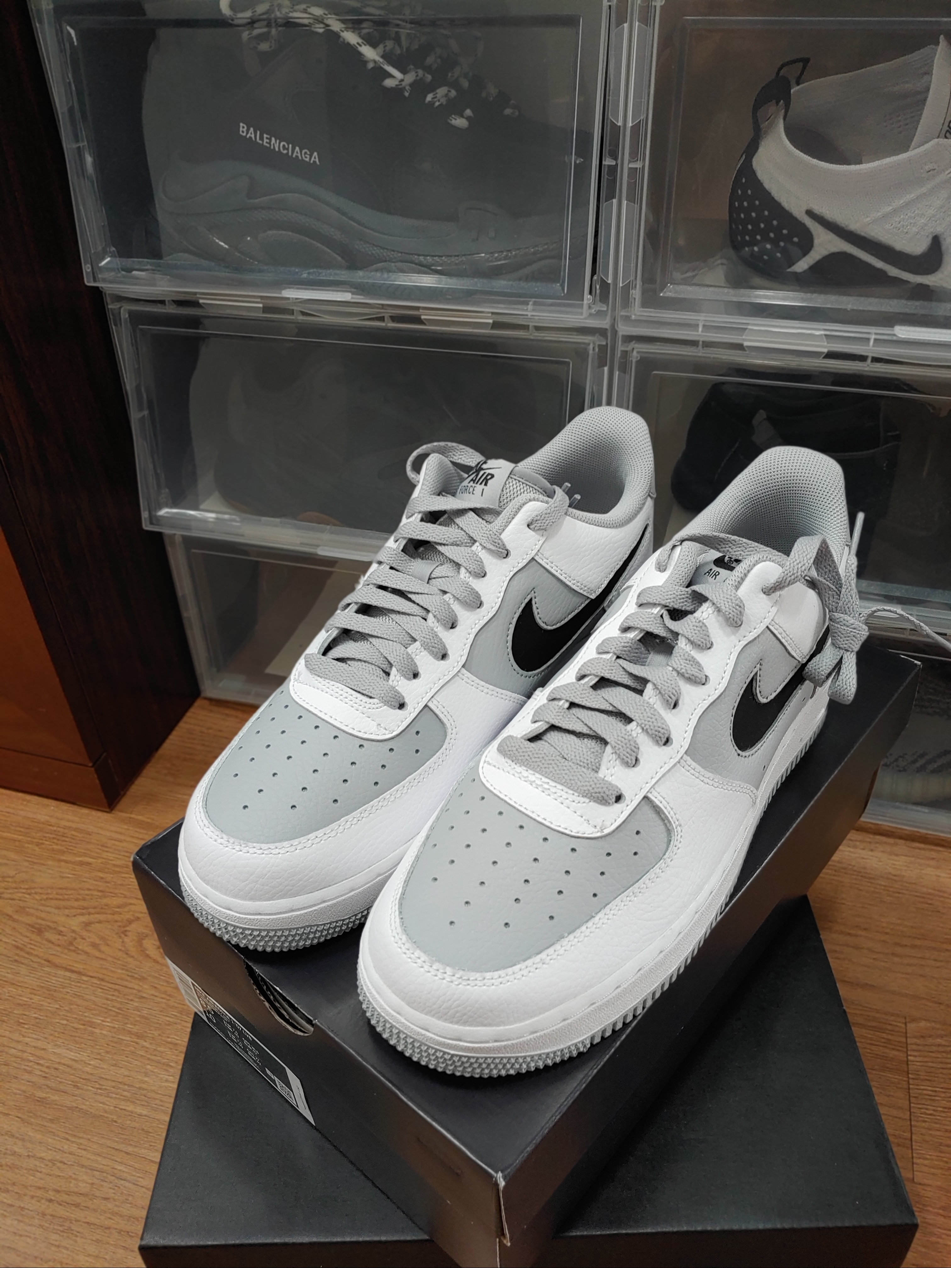 Nike Air Force 1 '07 Cut Out Swoosh Cool Grey 착용 스타일 - 2