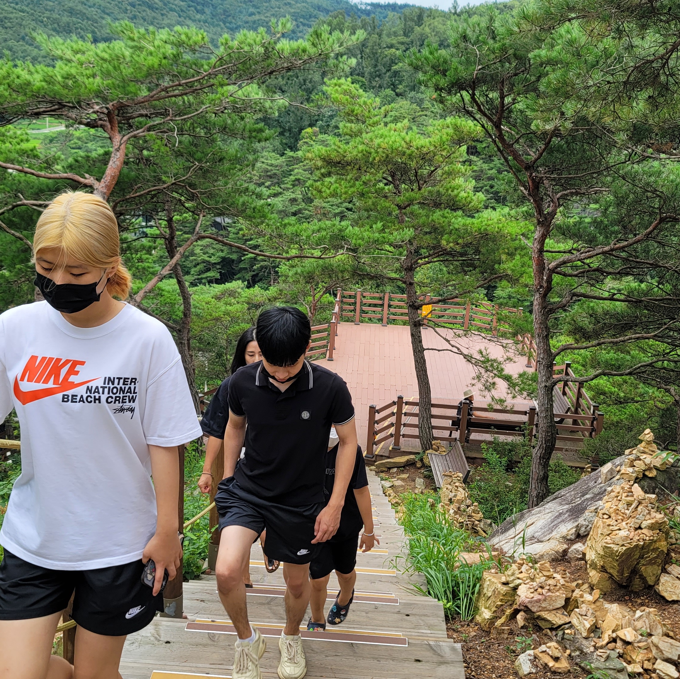Nike x Stussy International Beach Crew T-Shirt White - US/EU, Stone Island 22S18 Polo Shirt Black 착용 스타일