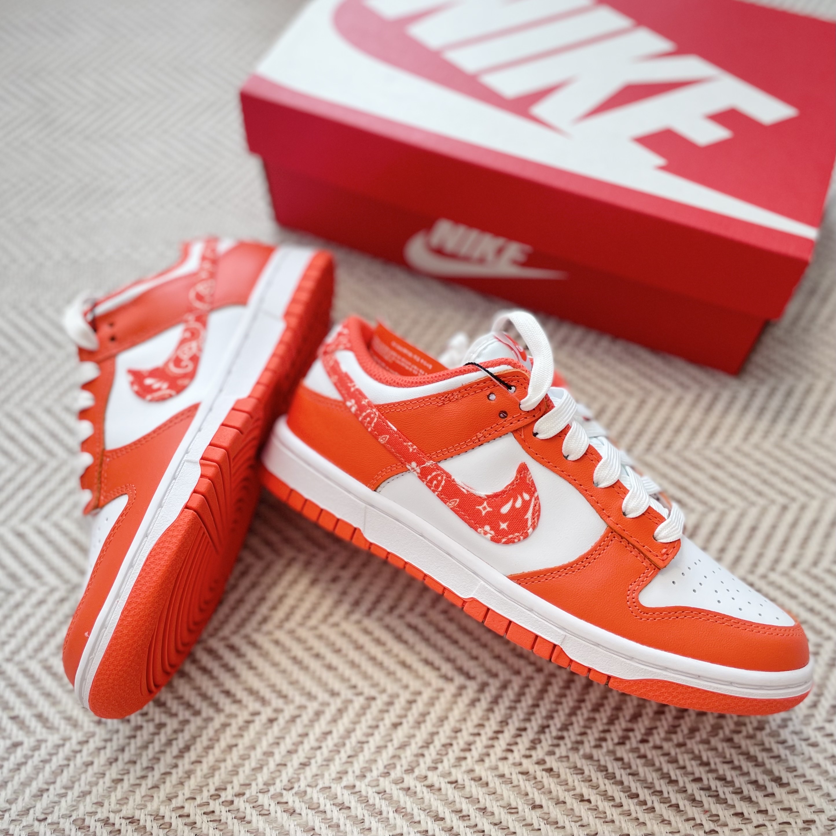 (W) Nike Dunk Low Essential Orange Paisley 착용 스타일 - 2