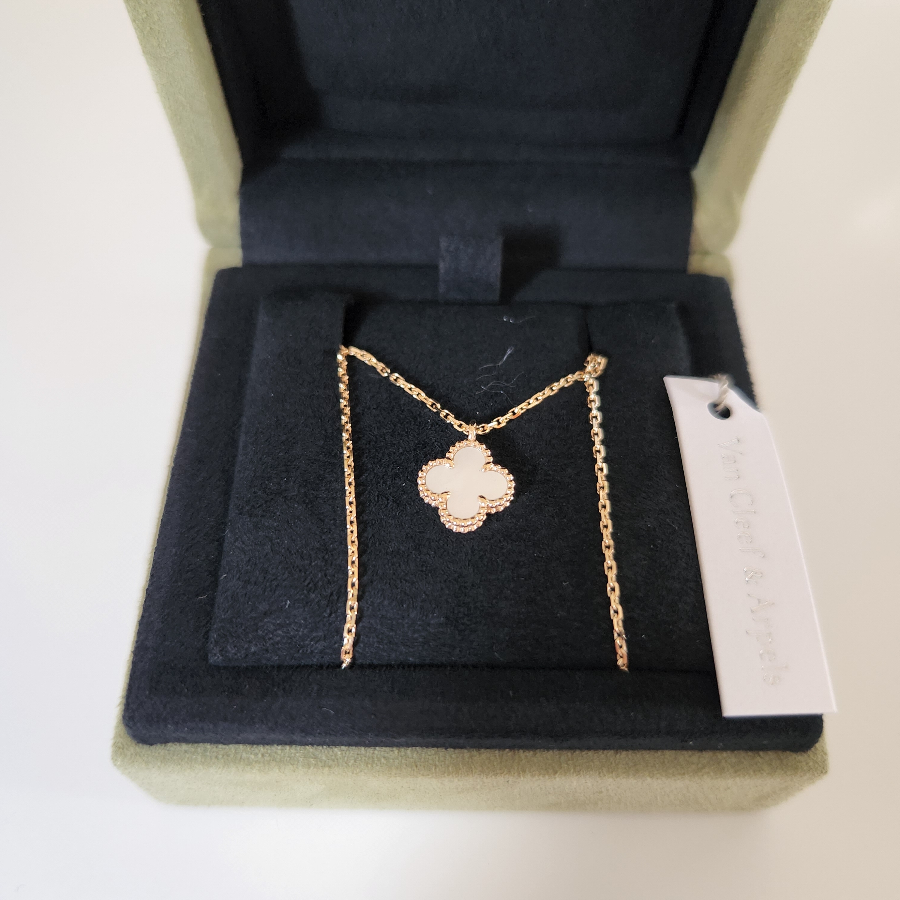 (W) Van Cleef & Arpels Sweet Alhambra Pendant Yellow Gold Mother of Pearl 착용 스타일