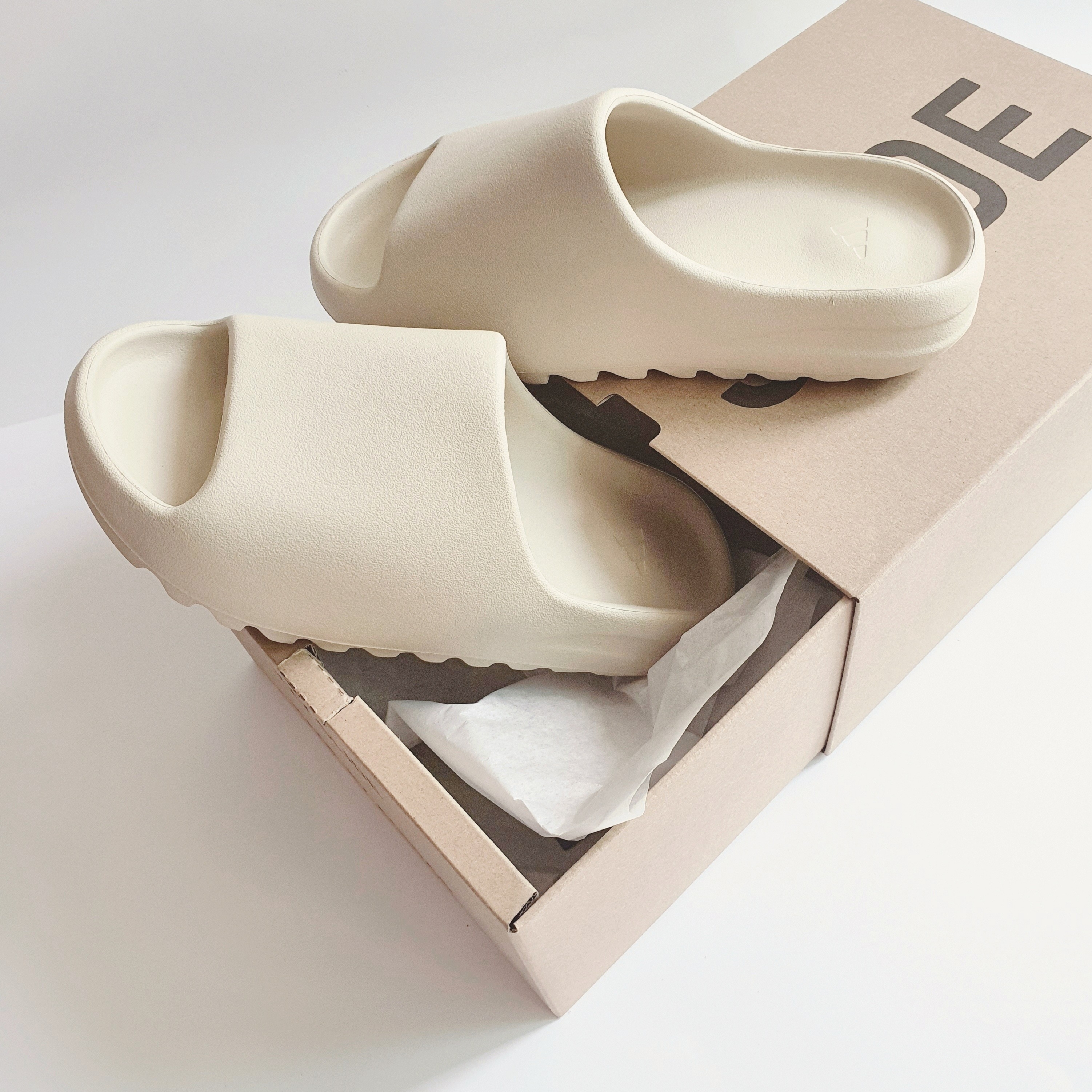 Adidas Yeezy Slide Bone 2022/2023 착용 스타일