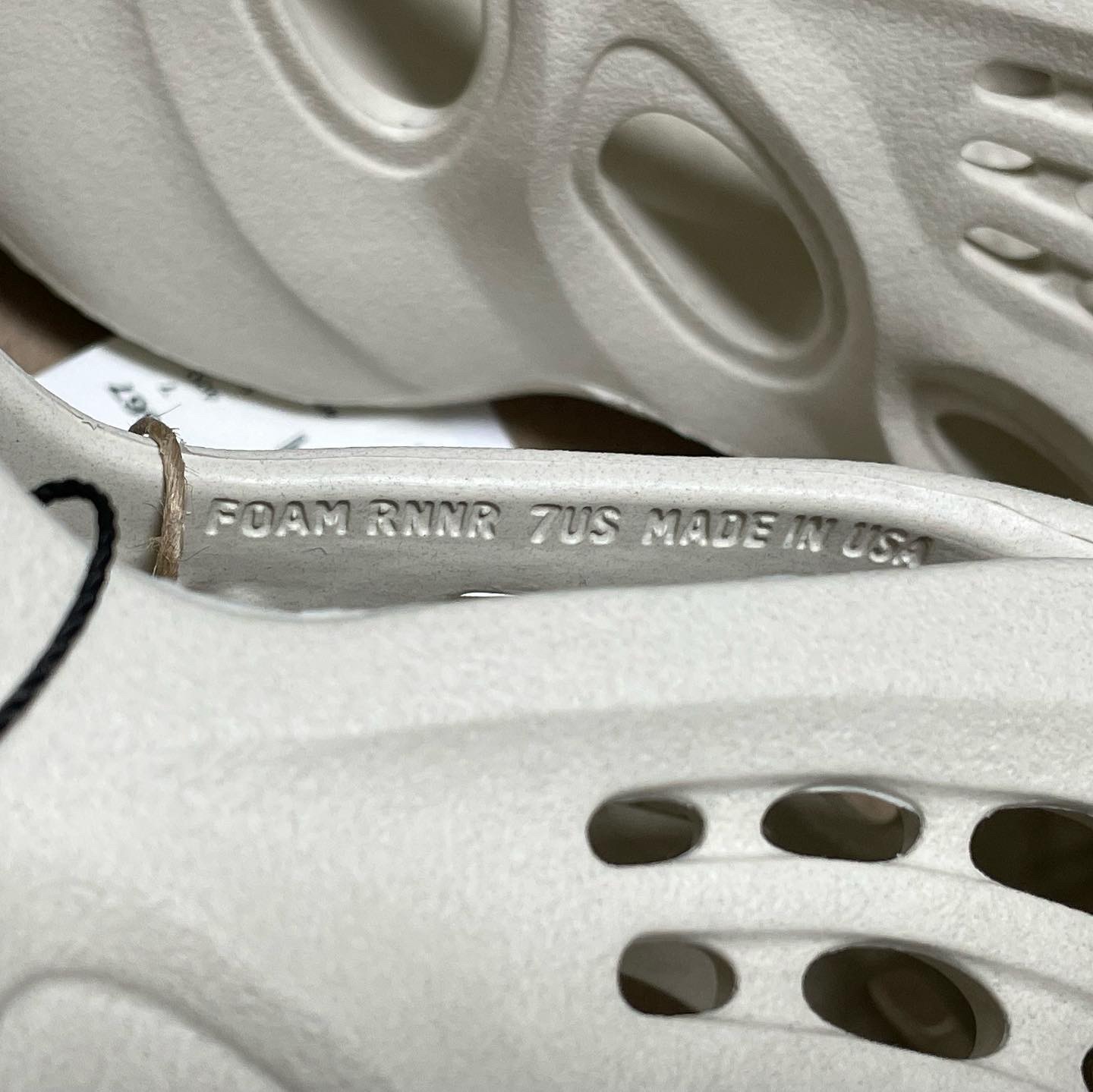 Adidas Yeezy Foam RNNR Sand 착용 스타일 - 4