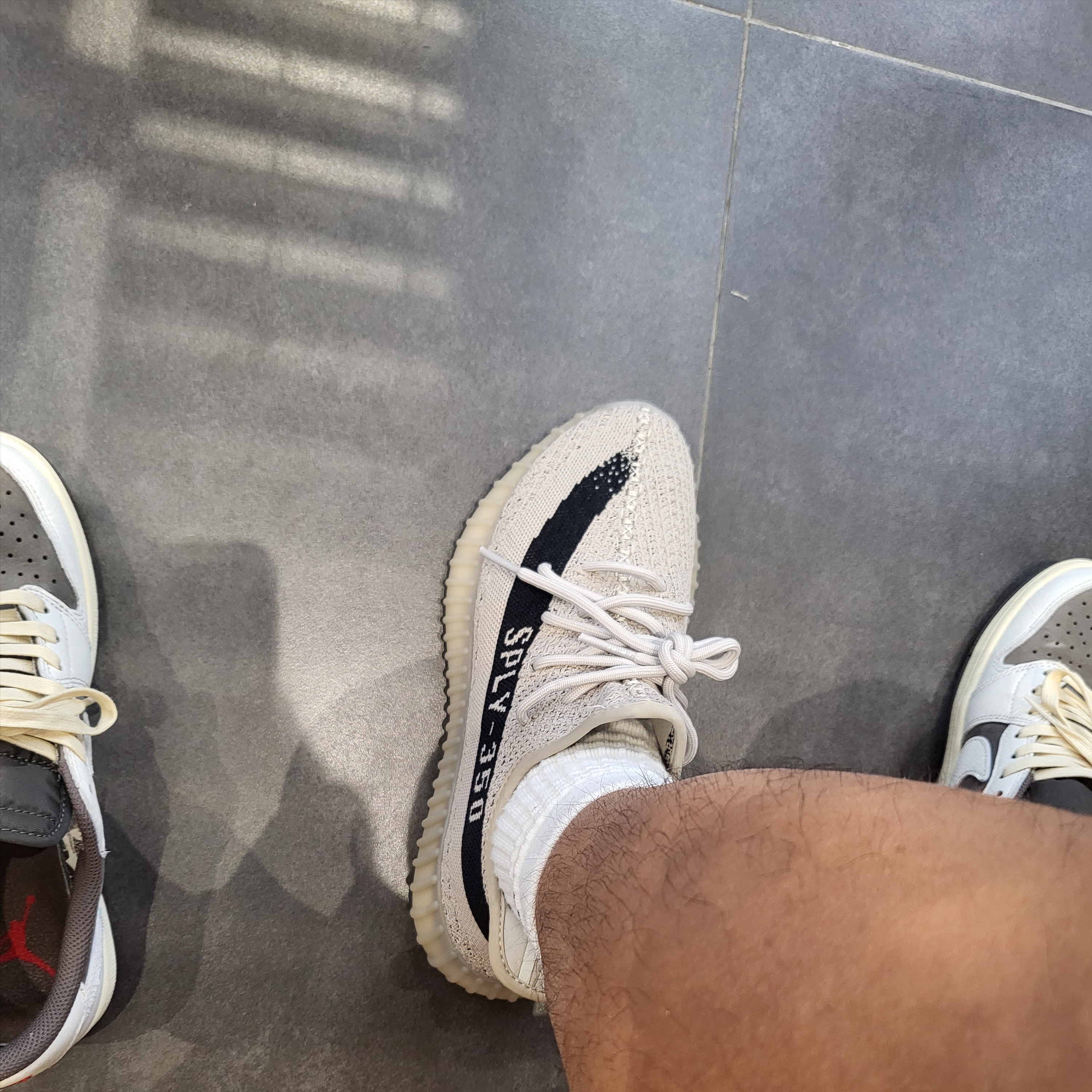 Adidas Yeezy Boost 350 V2 Slate Core Black 2022/2023, Jordan 1 x Travis Scott Retro Low OG SP Sail and Ridgerock 착용 스타일