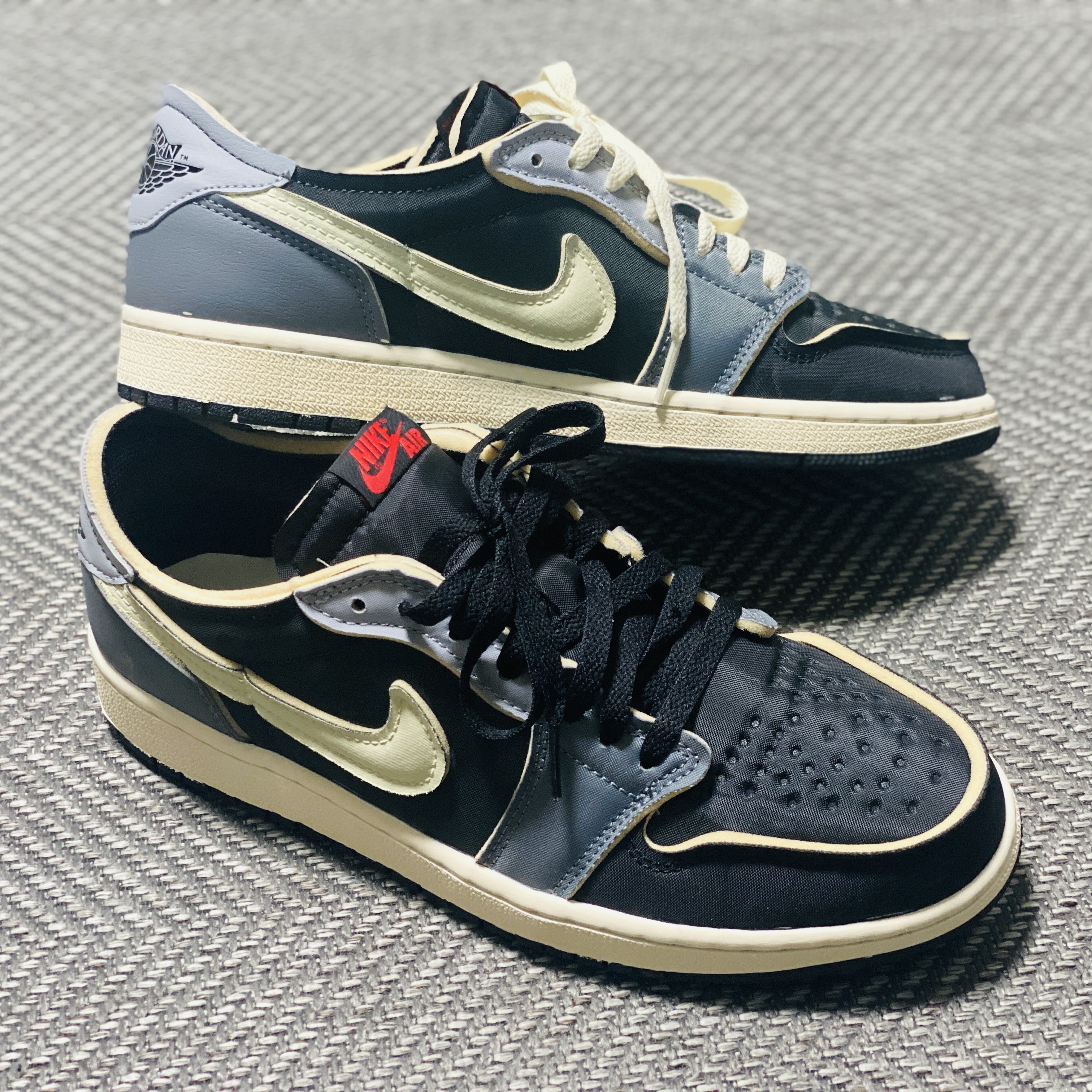 Jordan 1 Retro Low OG EX Black and Smoke Grey 착용 스타일 - 1