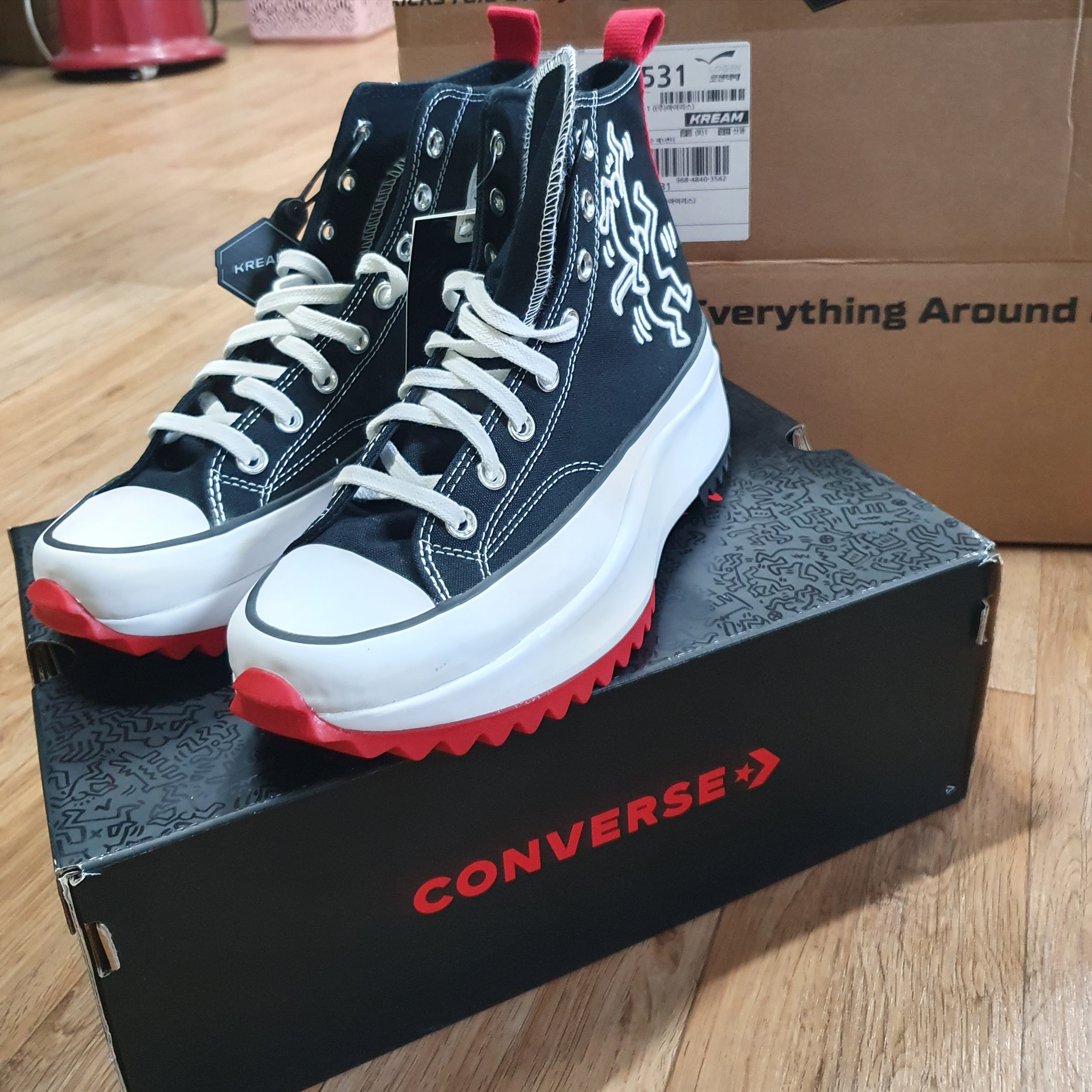 Converse x Keith Haring Run Star Hike Hi Black Red 착용 스타일