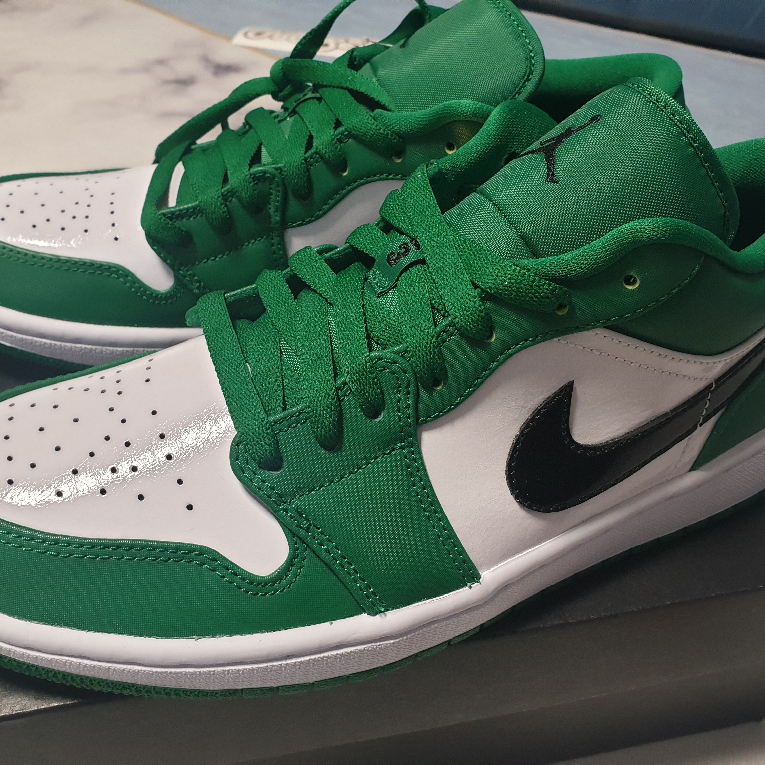 Jordan 1 Low Pine Green, Adidas Superstar White Green Gold 착용 스타일 - 2