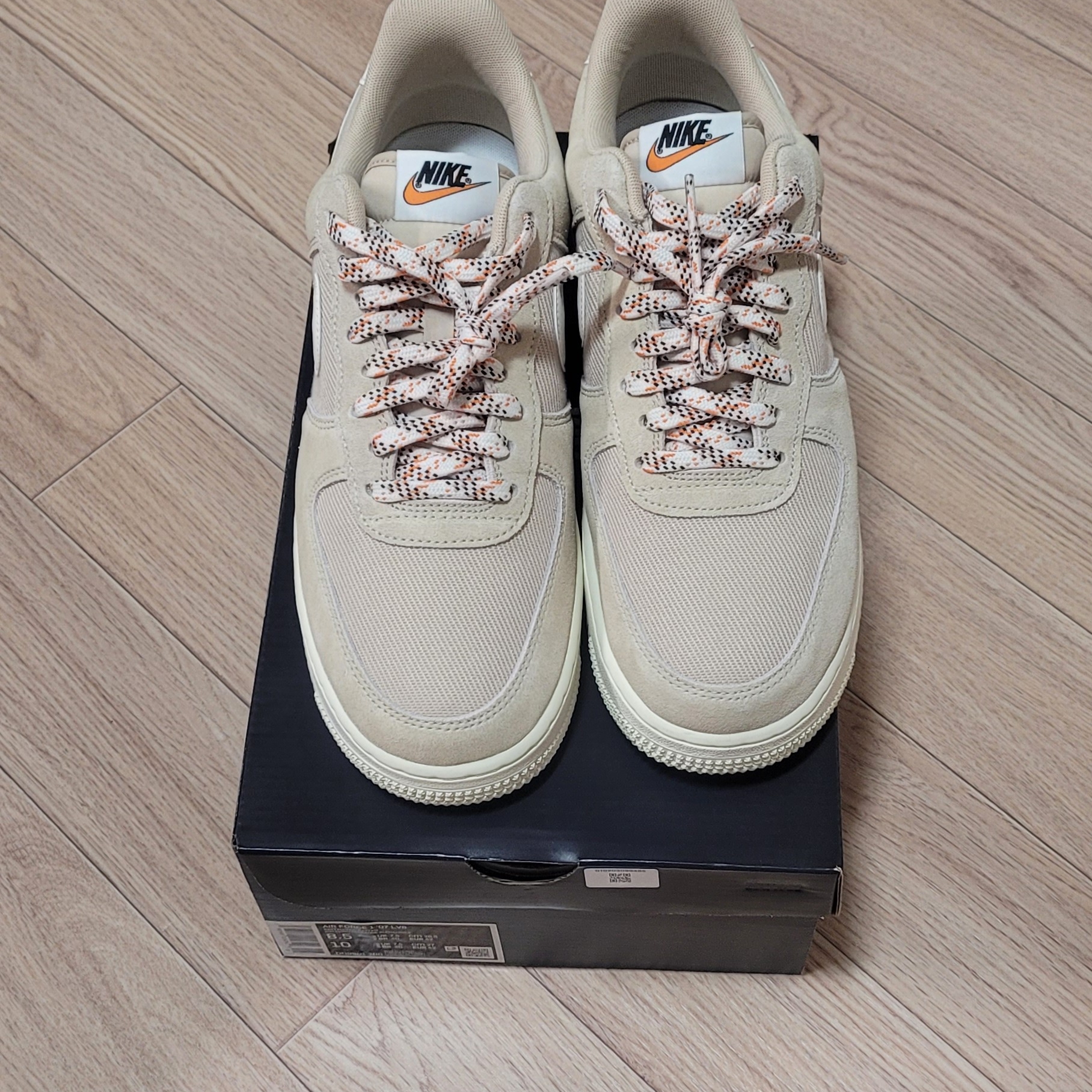 Nike Air Force 1 '07 LV8 Rattan 착용 스타일