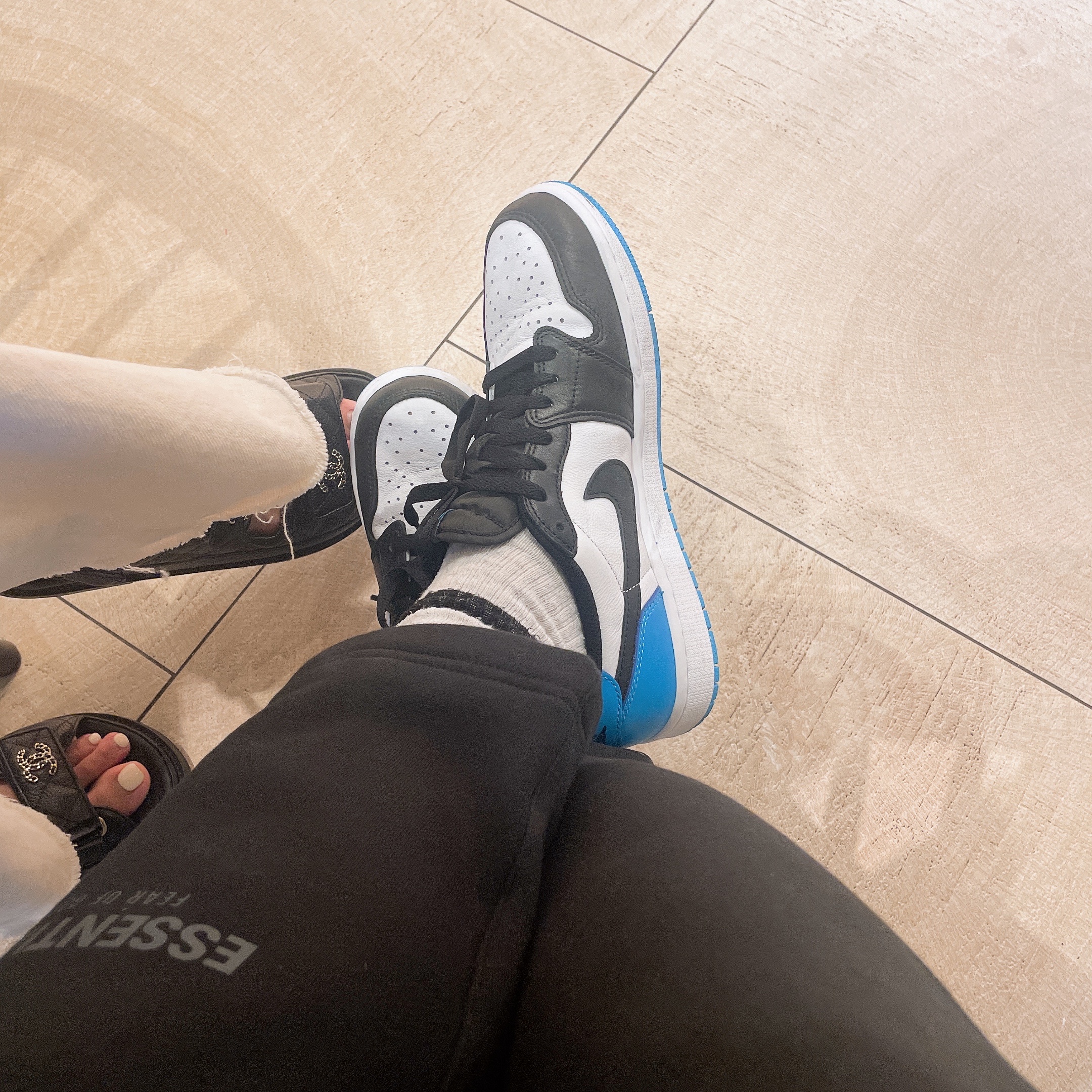 Jordan 1 Retro Low OG Black and Dark Powder Blue 착용 스타일