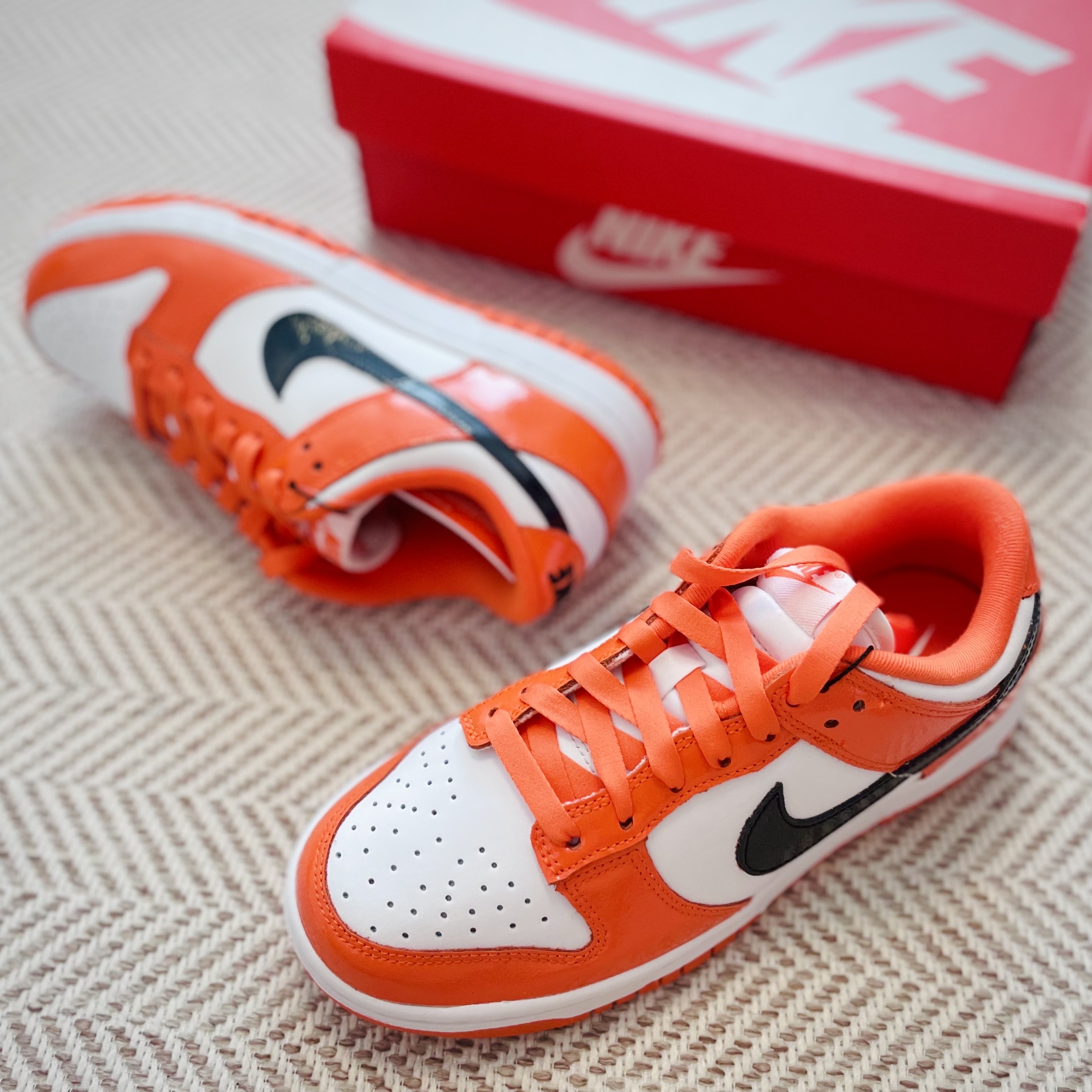 (W) Nike Dunk Low Essential Brilliant Orange 착용 스타일 - 2