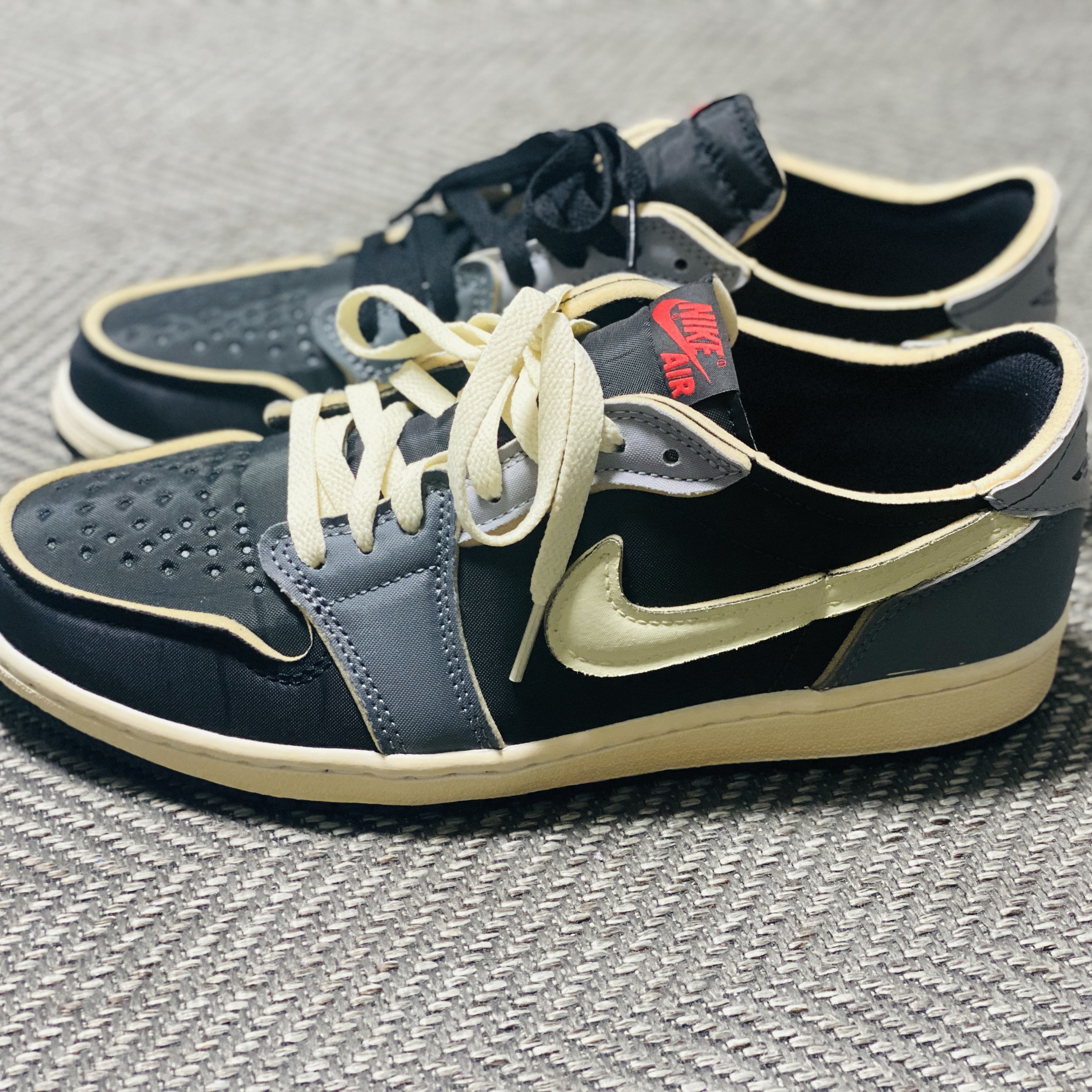 Jordan 1 Retro Low OG EX Black and Smoke Grey 착용 스타일 - 2