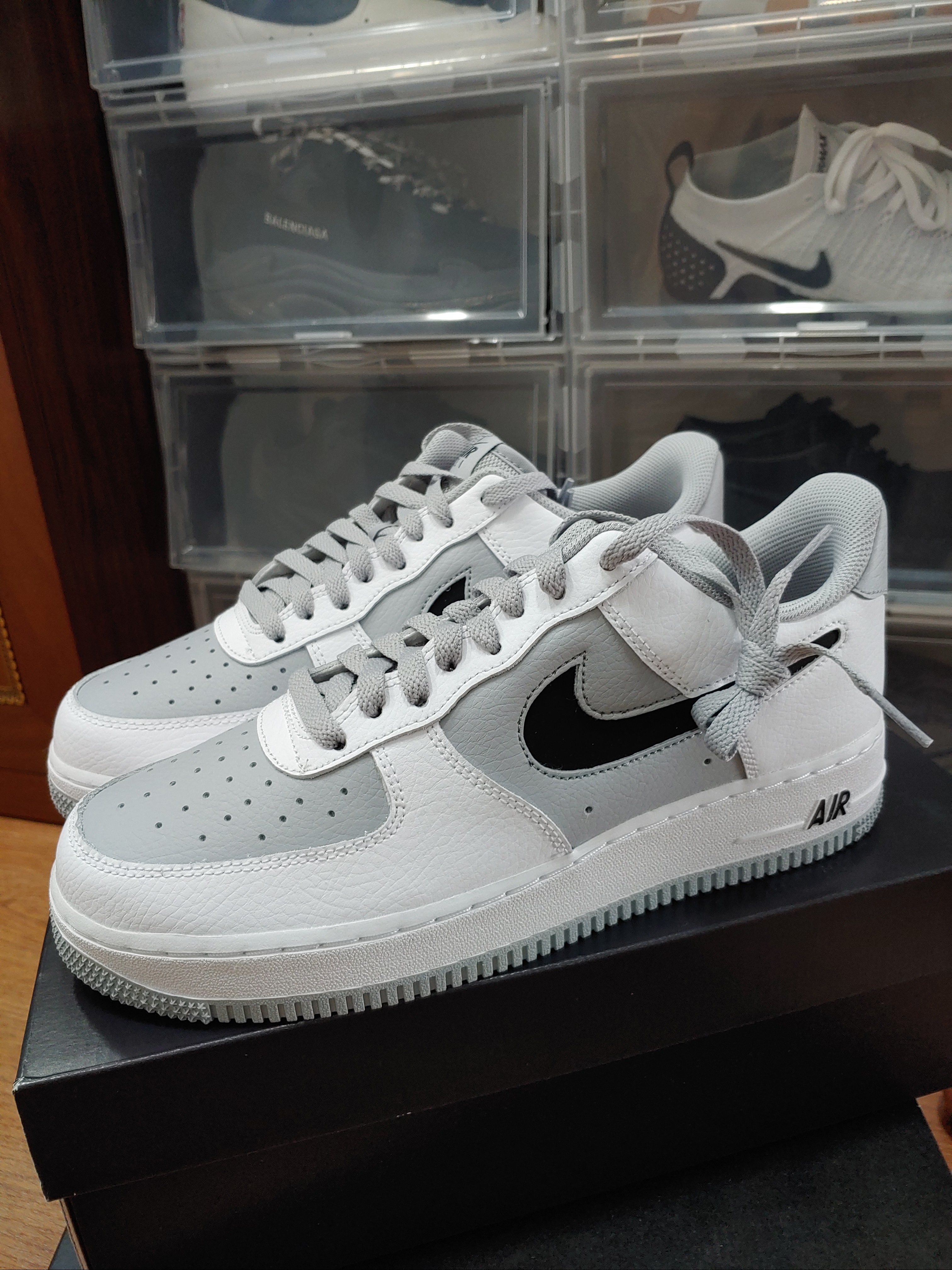 Nike Air Force 1 '07 Cut Out Swoosh Cool Grey 착용 스타일 - 1