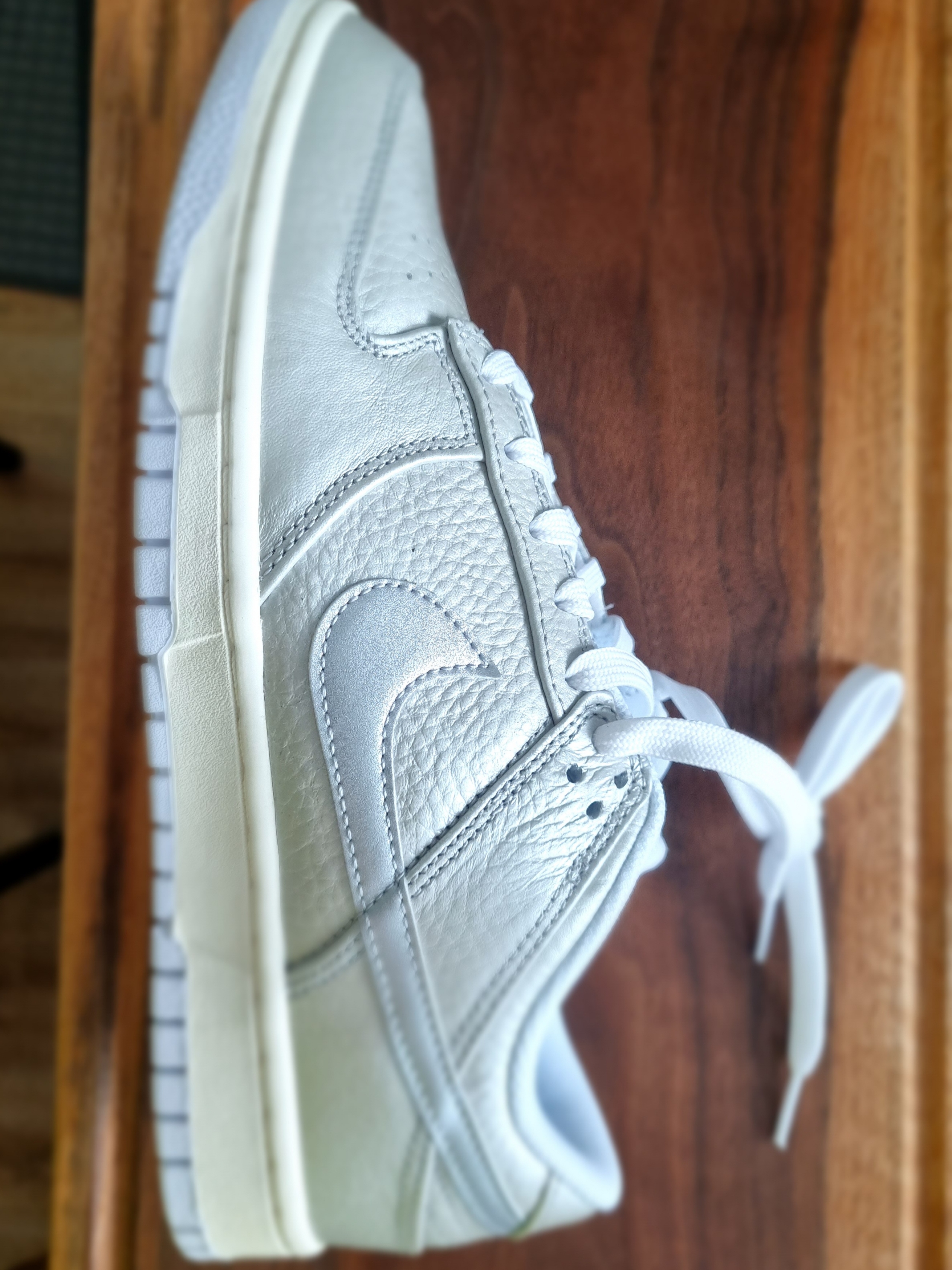 Nike Dunk Low SE Metallic Silver 착용 스타일 - 2